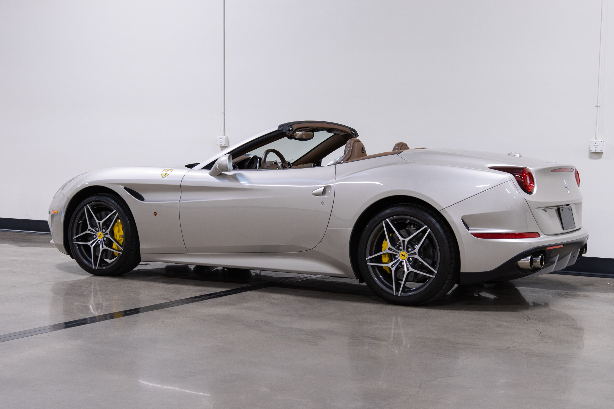 2016 Ferrari California T-6.jpg