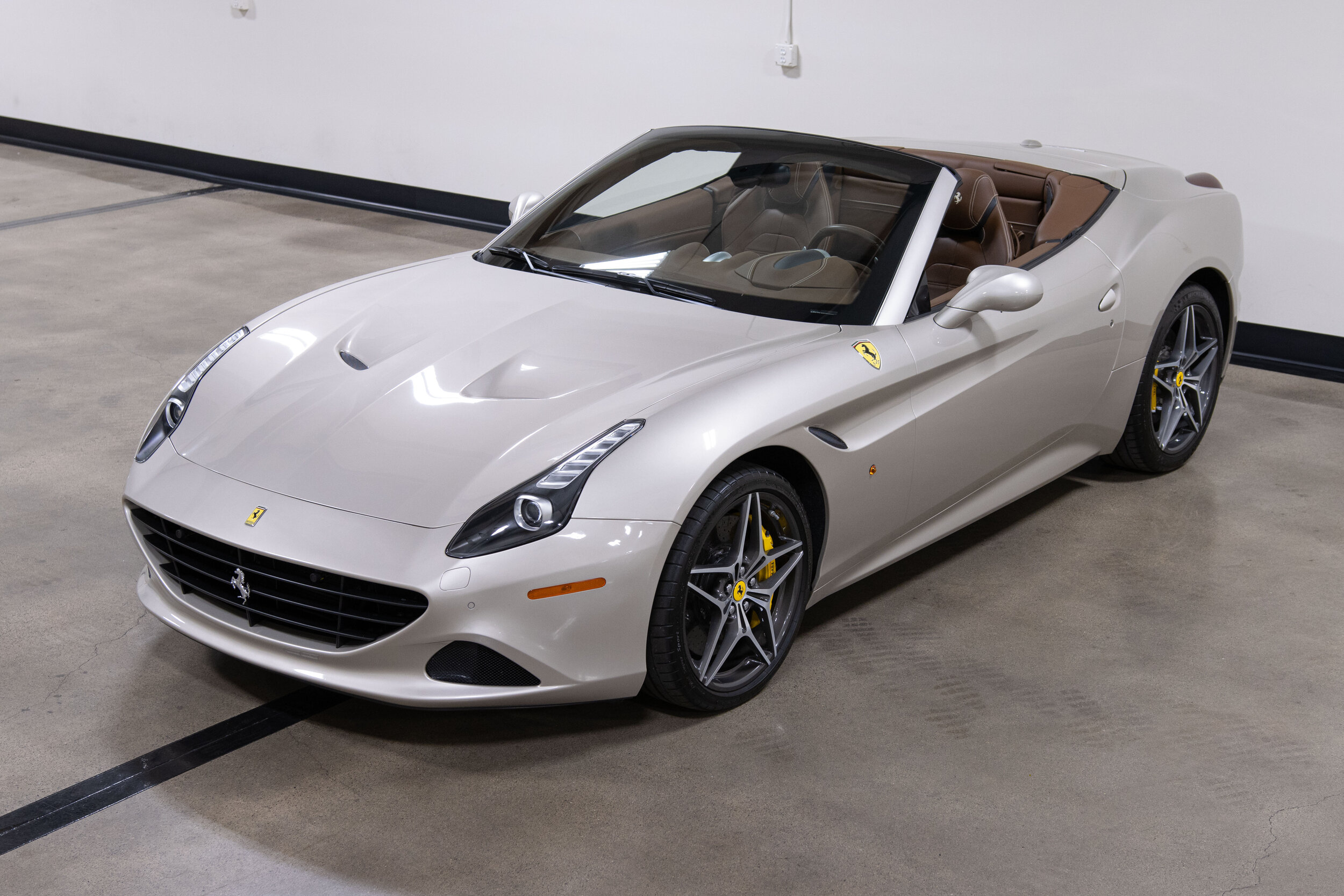 2016 Ferrari California T-12.jpg