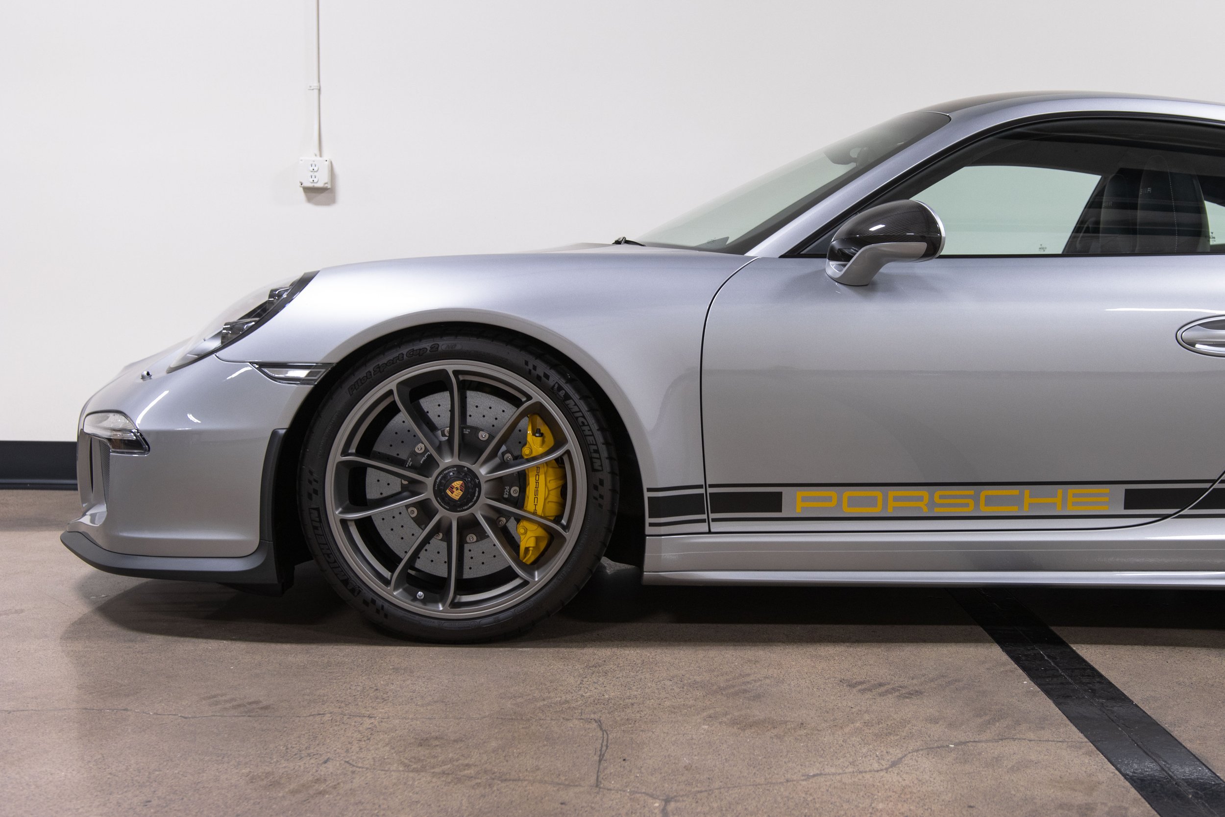 2016 Porsche 911R-14.jpg