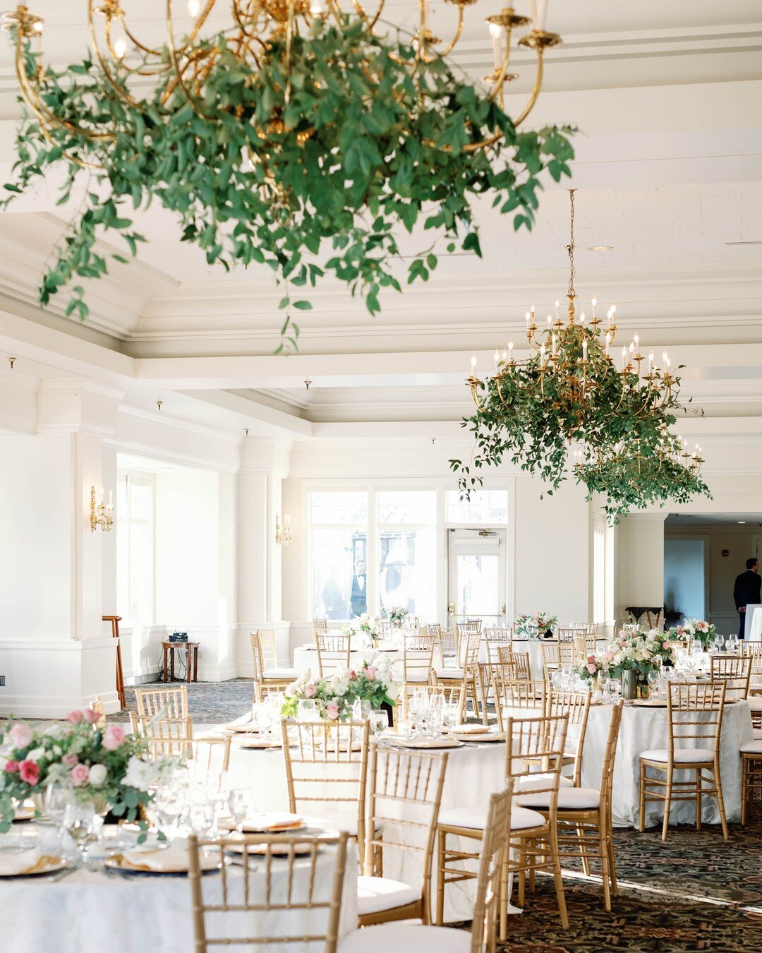 Creating that wow moment at your reception is kinda our thing! Even simple smilax vine intertwined around chandeliers can totally transform a space 🌿
&bull;
&bull;
&bull;
Photography @mackenzieorth 
Venue @wayzatacountryclub