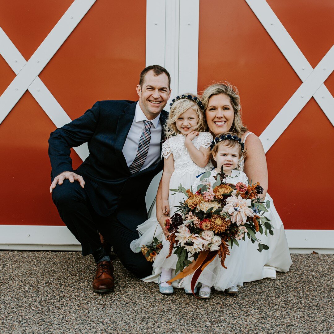 Oh, you like bouquets the size of babies? So do we! 

Photo: @hilarykayphotography 
Venue: @redbarnfarmofnfld 
Floral: @wilderlandfloral