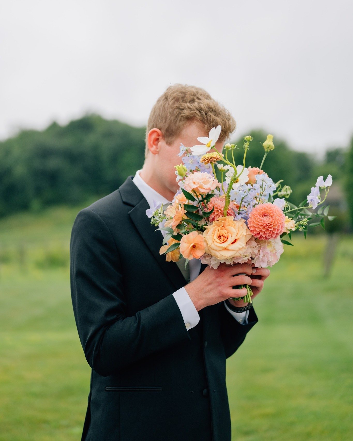 happy friday. go stick your nose in some flowers. 

 #bouquetshot #wilderlandfloral #wiweddingflowers