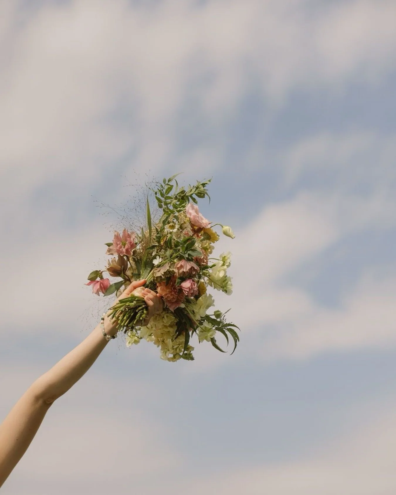 Here&rsquo;s to the freakin&rsquo; weekend 💐

Venue @theridgetop
Photog @_caitmathis_
Floral @wilderlandfloral

#wilderland #wilderlandfloral #wiweddingflorist #wiweddingsweddings #colorfulbouquet #boldfloral #driftlessflorist