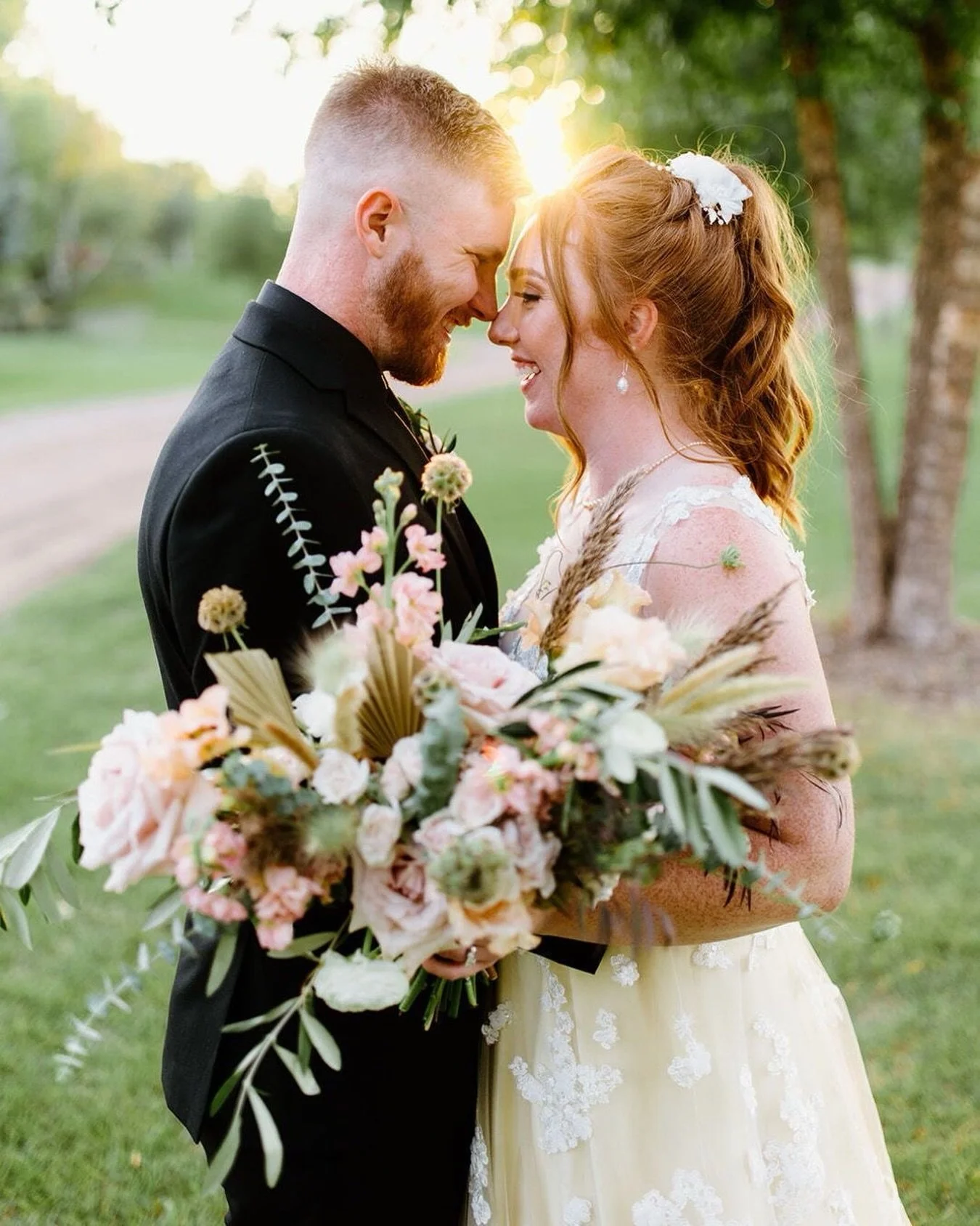 Friday vibes ✨

Venue @little_log_house_weddings
Photographer @maisongfrancisphoto
Florist @wilderlandfloral

#wilderland #wilderlandfloral  #mnweddingflorist #colorfulbouquet #boldfloral