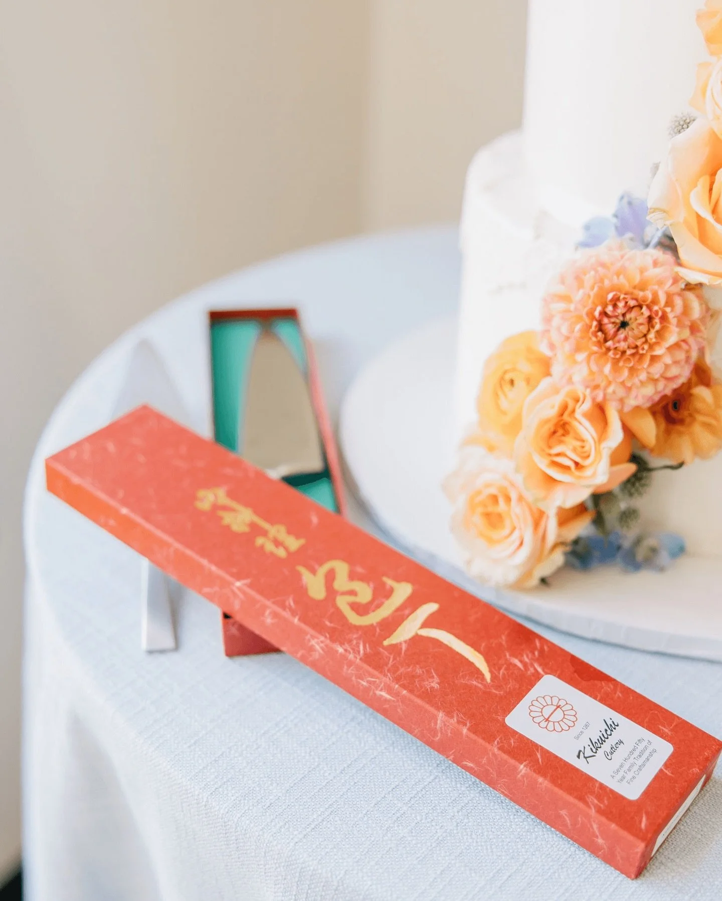 Hey, just a reminder that flowers take your cake from dessert to d&eacute;cor. 

Planer @jennaculleyevents
Catering @chowgirlscatering
Florals @wilderlandfloral
Photography @rachgraff
Venue @belleamevineyard
Hair @zielbridal_
Bridal Makeup @jesus.art