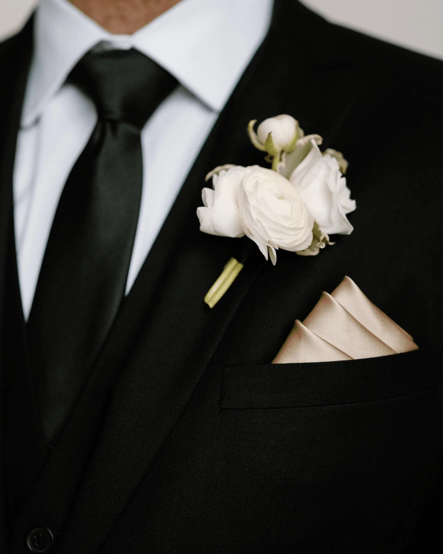 Details that feel like Vogue. 

Venue&nbsp;@urbandaisyevents
Florist @wilderlandfloral
Planner&nbsp;@keyedupevents
Photographer&nbsp;@kaylahhammer
Florist &nbsp;@wilderlandfloral
Dog Attendant&nbsp;@doggysocialwedding
Beauty&nbsp;@sm.hairandmakeup&nb