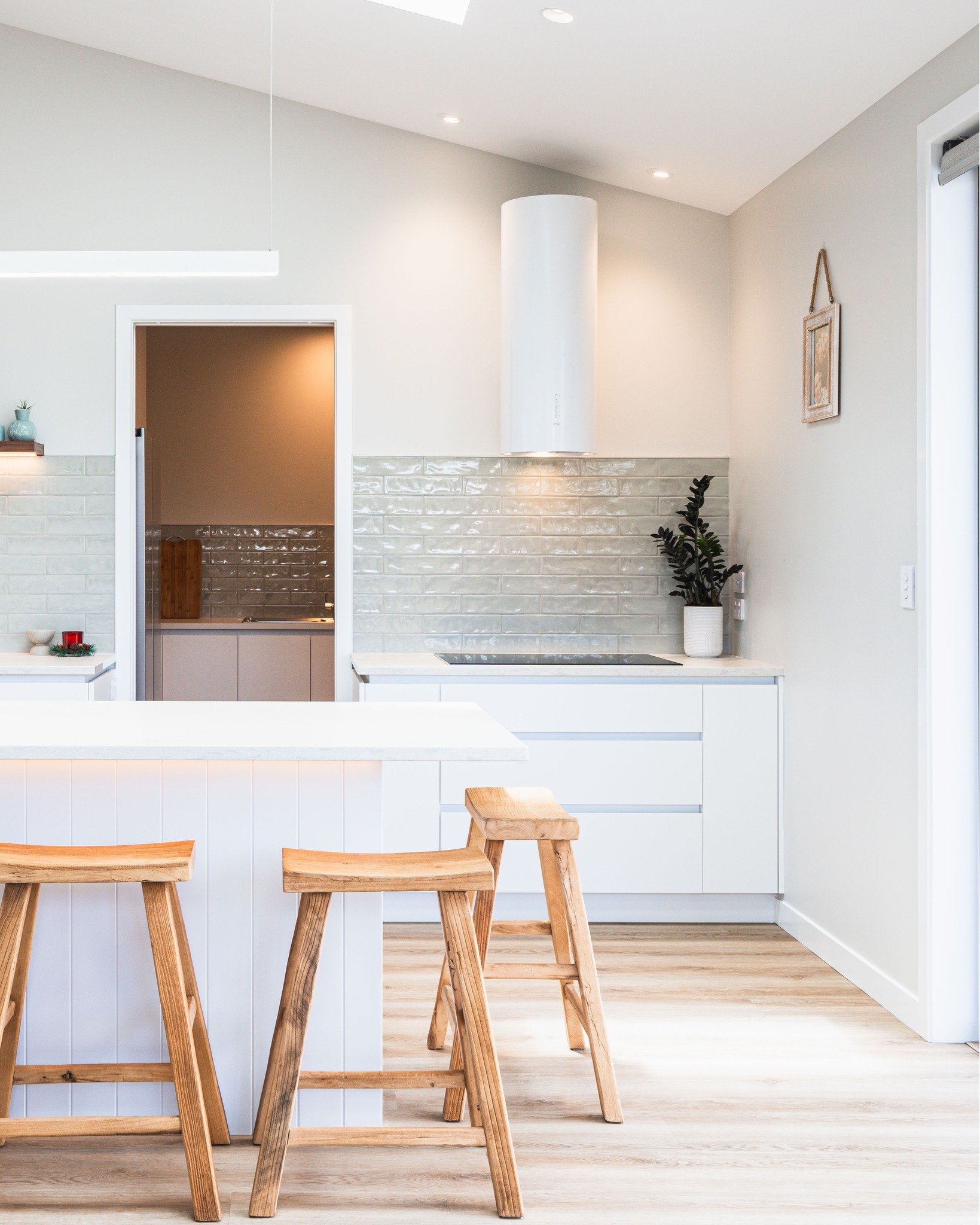 The coastal vibes are evident in this gorgeous space. 

This was a new build in Papamoa East. Open plan living and kitchen, walk in scullery and custom cabinets in the bathroom, laundry and living room.

We're loving the subtle tones in the tiling th