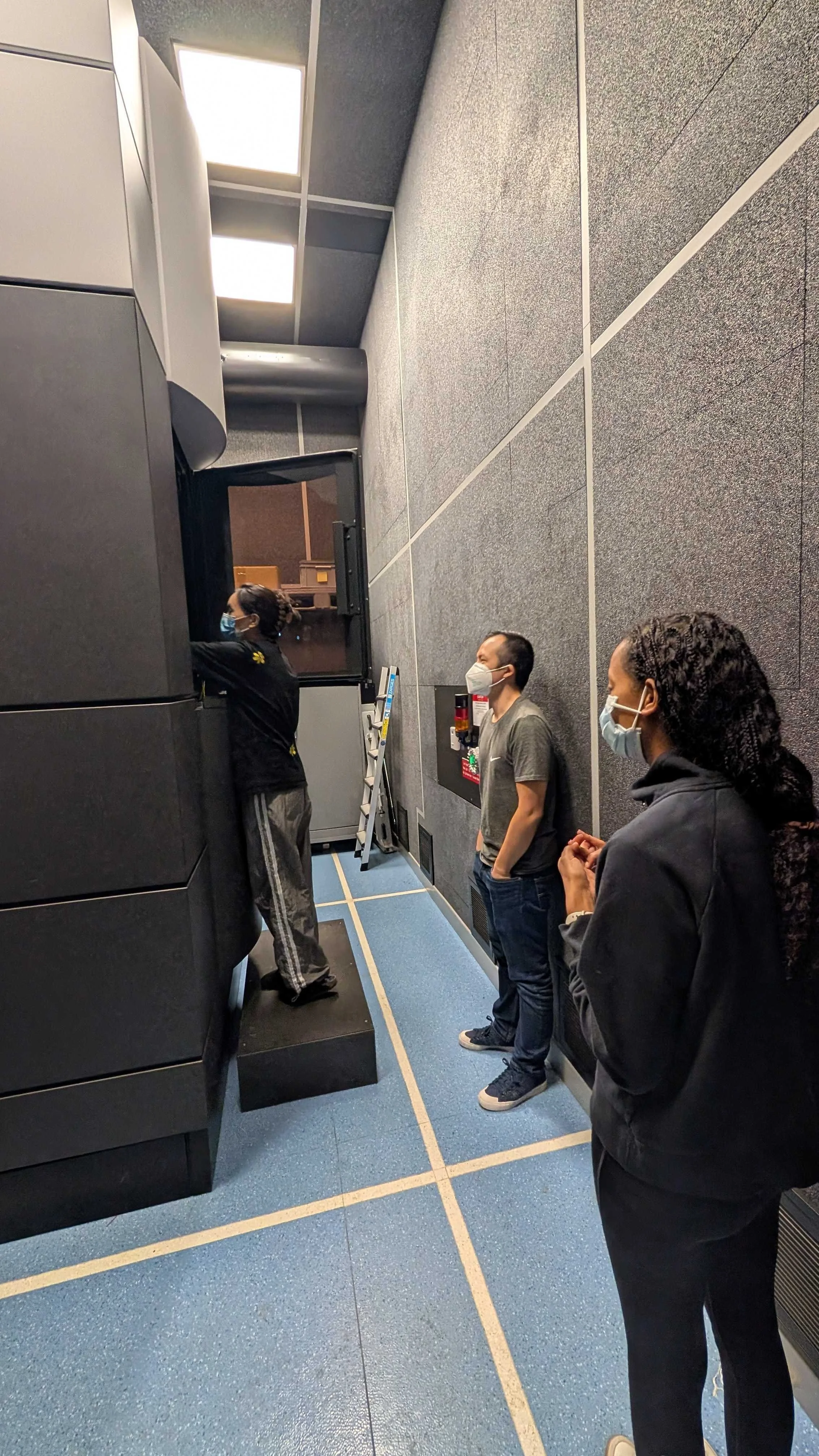 Loading milled parasite grids! 🦠❄️🔬#cryoET 