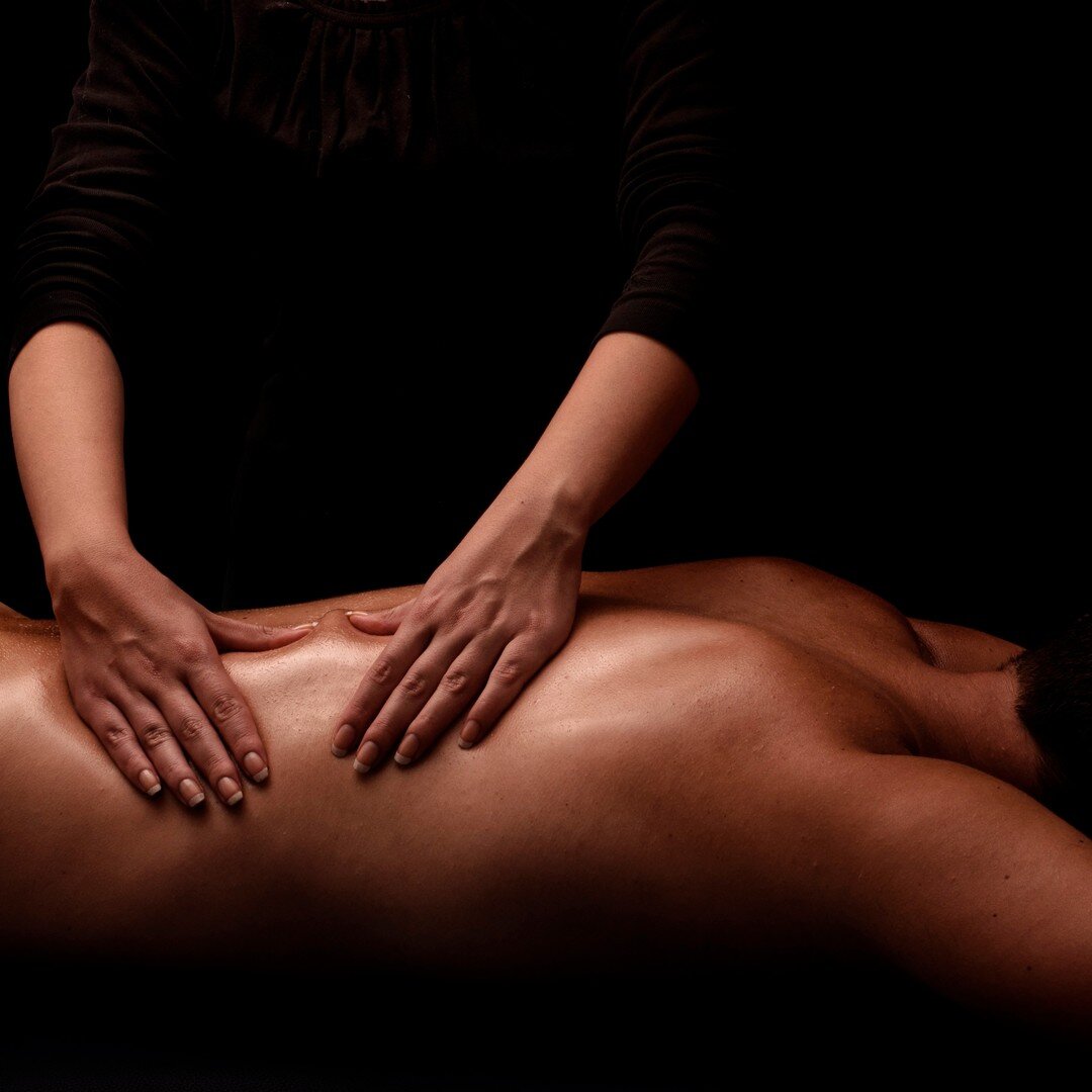 [ M A S S A G E S ] 

Profitez de vous d&eacute;tendre sur une table de massage pendant qu&rsquo;on s&rsquo;occupe de votre corps. Que &ccedil;a soit pour un massage amincissant, anti-cellulite ou relaxant... Laissez-vous tenter par nos doigts de f&e