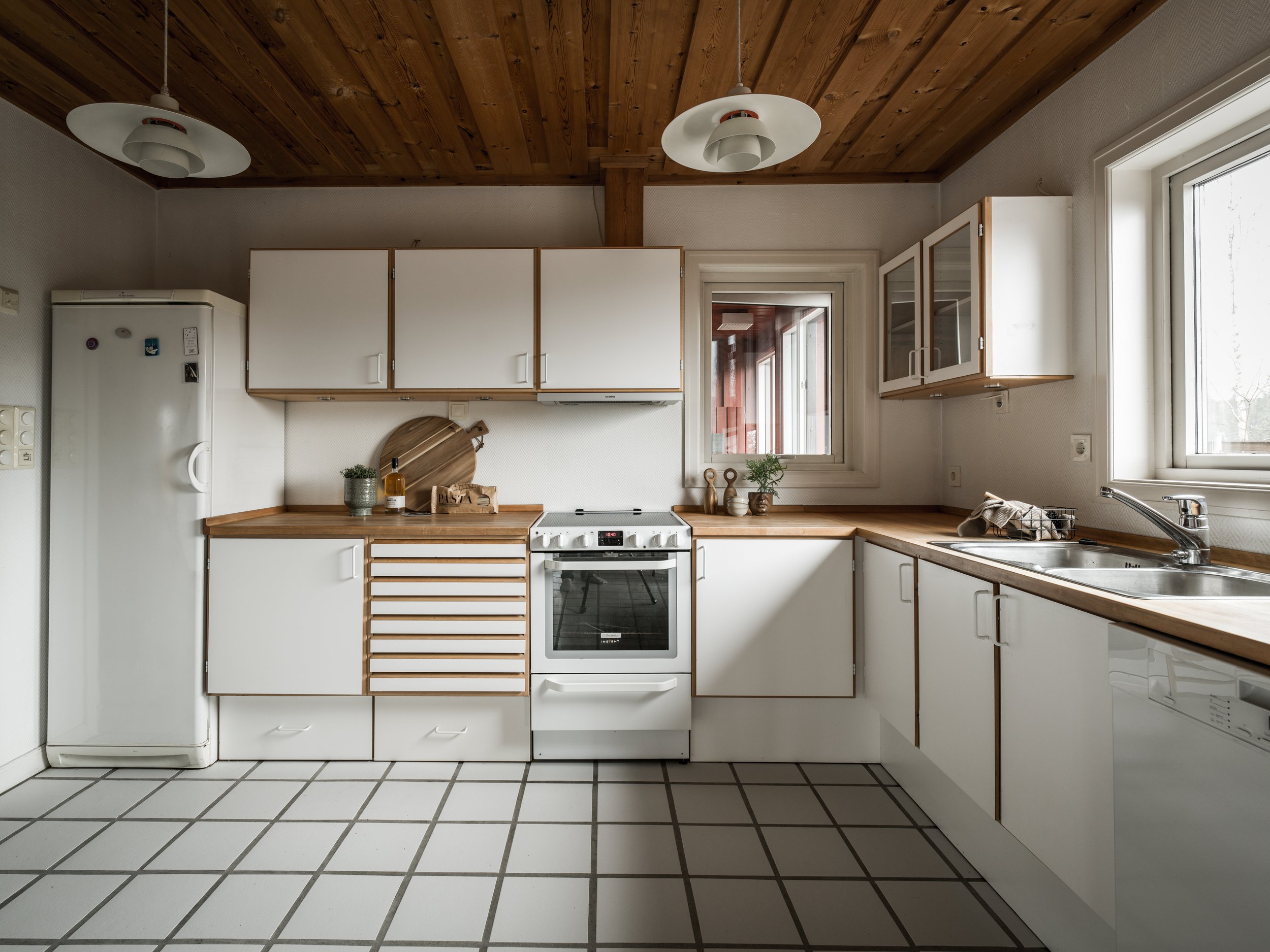 Bilde av et hvitt kjøkken