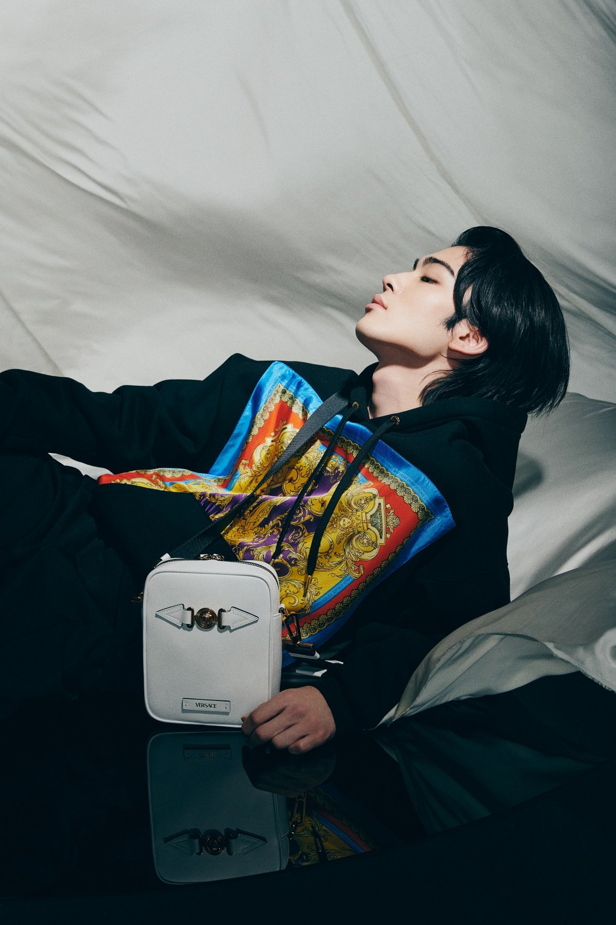 VERSACE_ADVSSM22-phase1_RGB_72dpi_04.jpg