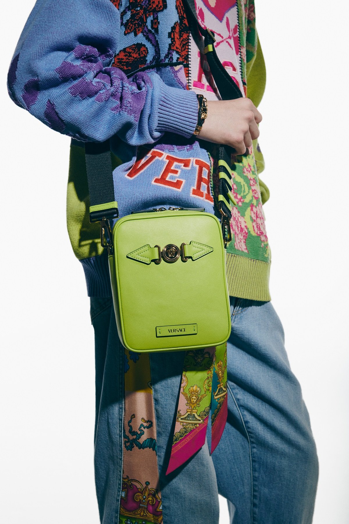 VERSACE_ADVSSM22-phase2_RGB_72dpi_04.jpg