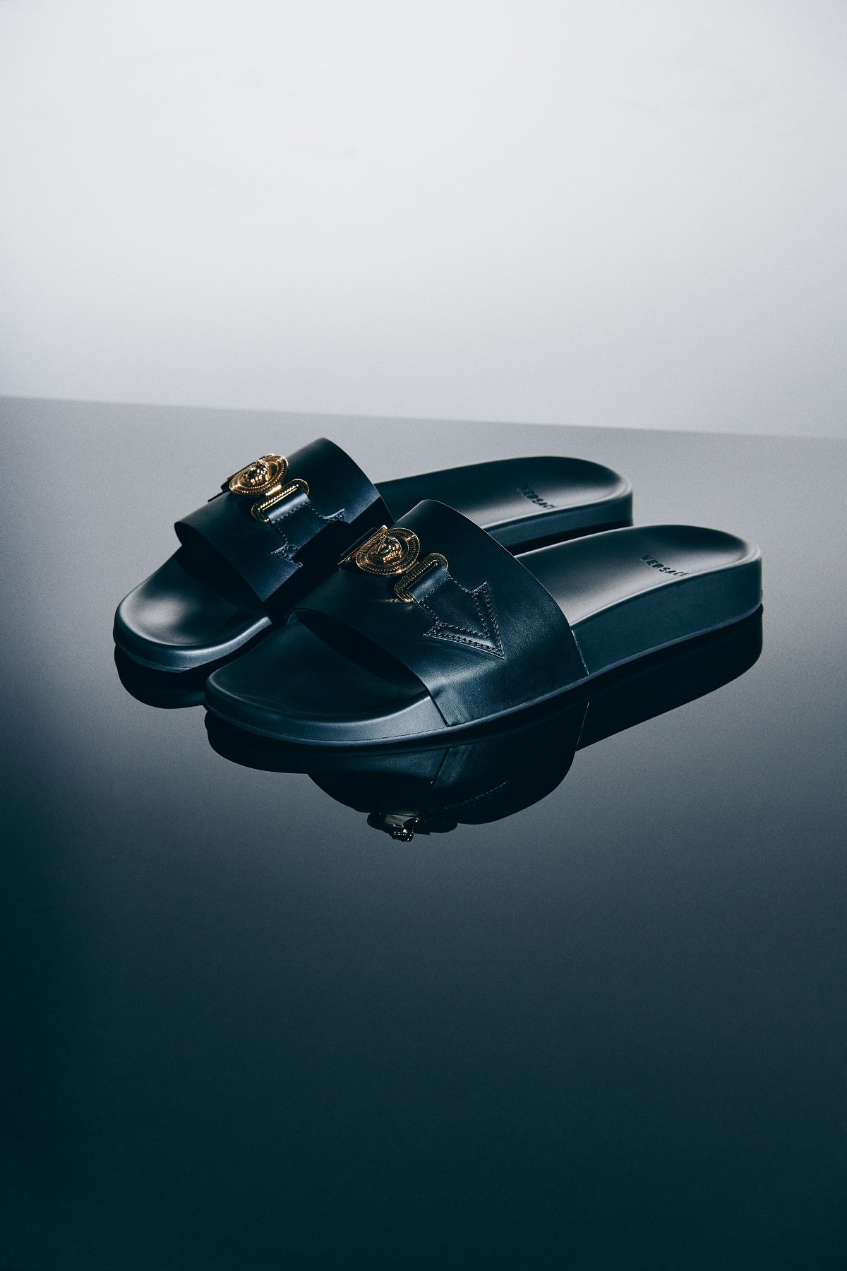 VERSACE_ADVSSM22-phase2_RGB_72dpi_09.jpg