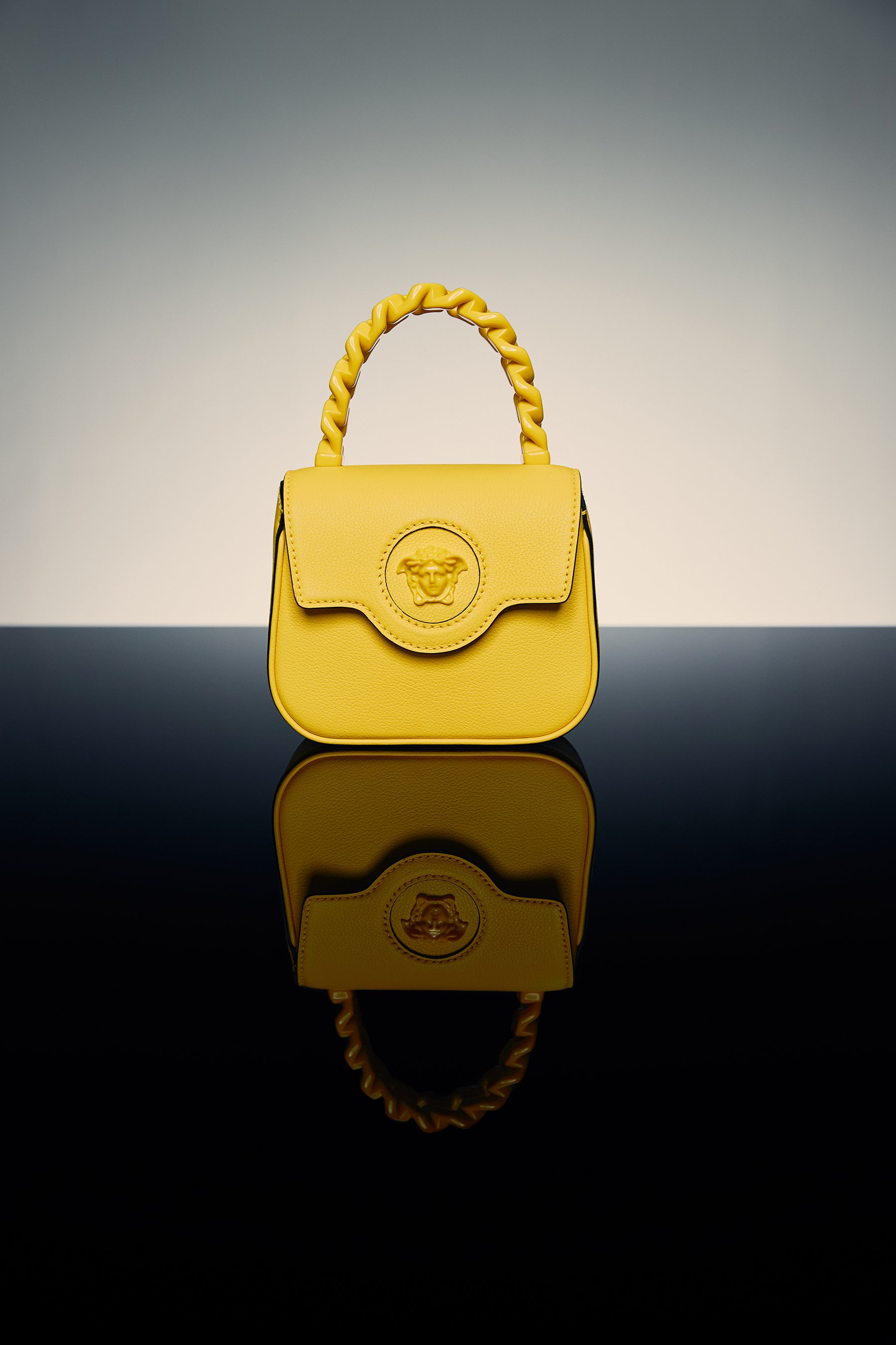 VERSACE_ADVSSW22-phase2_RGB_72dpi_06.jpg