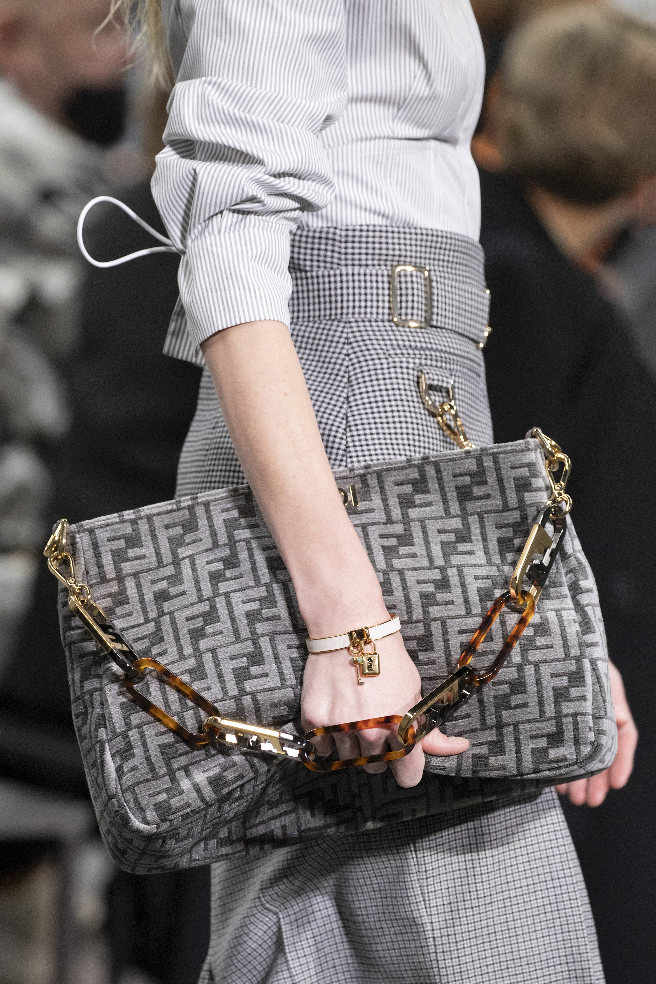 FENDI O_Lock Zip_W AW22 Runway Images_#47.jpg