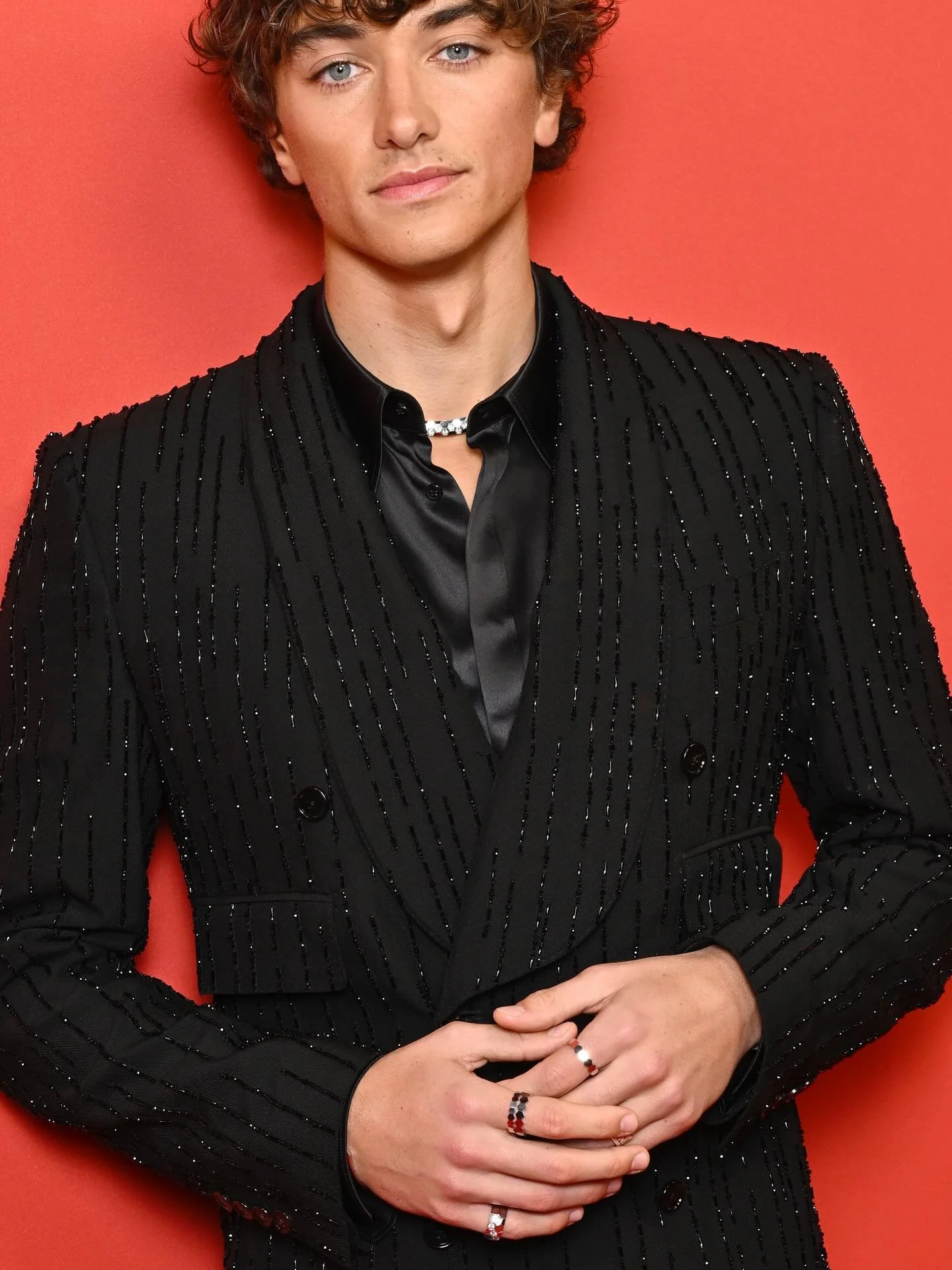 Gavin Casalegno x Chaumet
GQ Men of the Year, London

พรมแดงลอนดอนเหมือนจะตั้งใจเปิดทางให้เขาเดิน&mdash;เพราะทันทีที่ Gavin Casalegno ปรากฏตัว ลุคก็สว่างแบบไม่ต้องพยายาม
ความเรียบเท่ของเขายิ่งคมขึ้นด้วยเครื่องประดับจาก Chaumet ที่ทั้งเนี้ยบ ทั้งมีประ