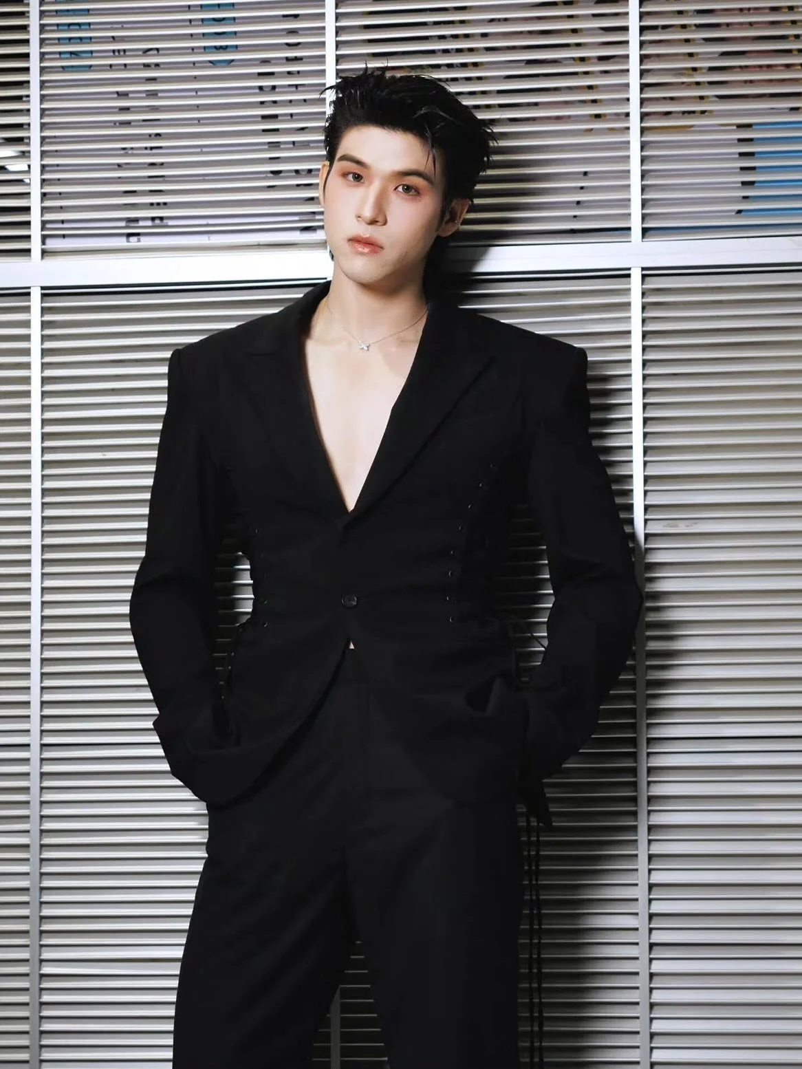 หกหนุ่ม&ndash;หกลุค&ndash;หกคาแรกเตอร์
แต่ทั้งหมดสะท้อนอย่างเดียวกัน: เสน่ห์เฉียบแบบ Chaumet ที่ยกระดับทุกวินาทีบนสเตจให้สว่างขึ้นกว่าเดิม

ค่ำคืนนี้ Sky, Joss, Gawin, Perth, Santa และ Ping ปรากฏตัวในลุคที่ต่างกันสุดขั้ว แต่ต่อให้ยืนคนละมุม โลกก็ยังห