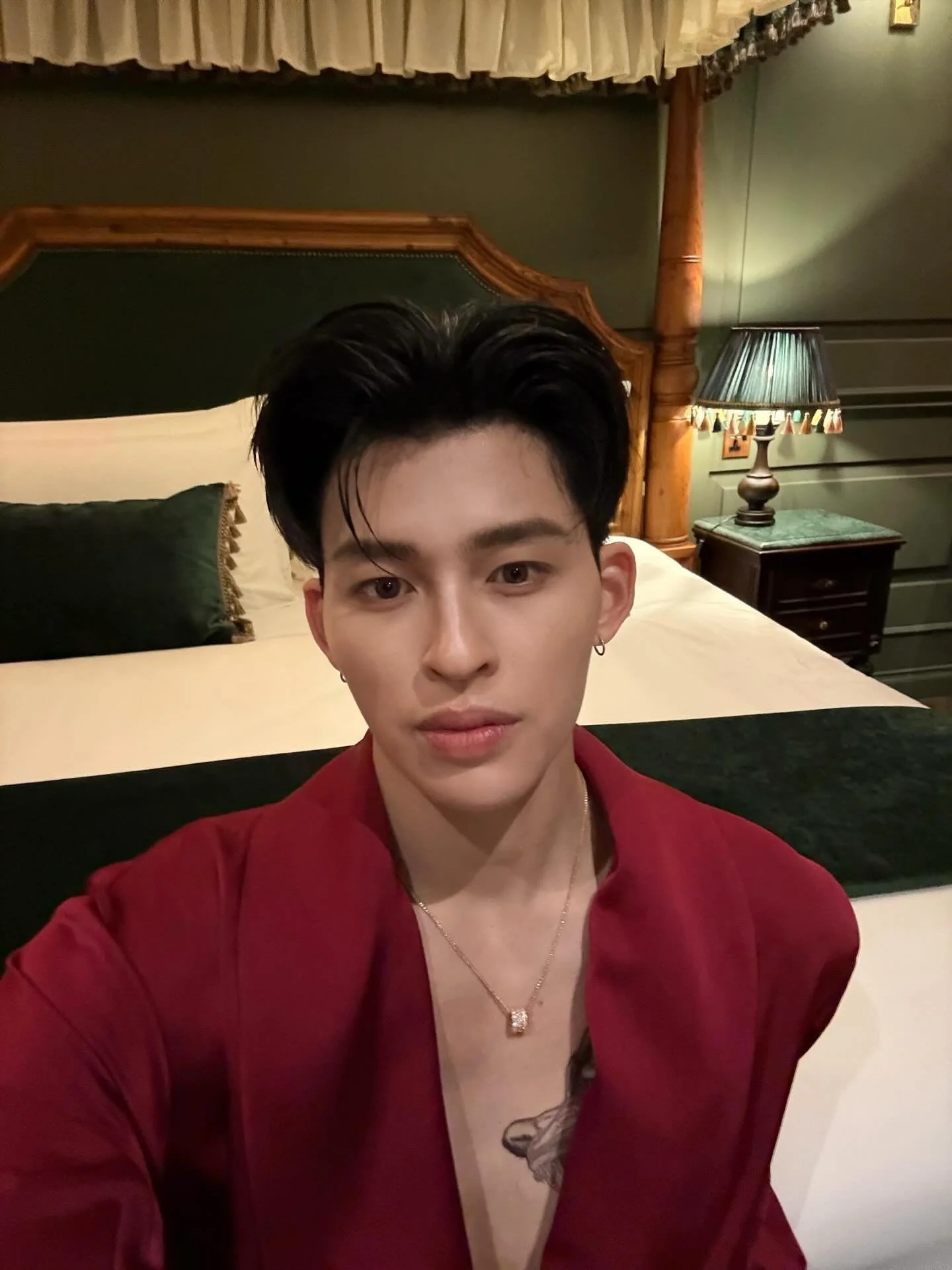 ช่วงนี้ซีรีส์วายไม่มีใครแรงชน &ldquo;มีสติหน่อยคุณธีร์&rdquo; ได้จริง ๆ ยิ่ง EP.3 ลงปุ๊บ ฟีดก็แตกปั๊บ เหมือนทุกคนพร้อมใจกันแชร์ซีนอยู่บ้านที่ สบายก็ไม่ใช่ แซ่บก็ไม่เชิง แต่ดันดูดีจนใจไม่อยู่กับเนื้อกับตัว

คุณธีร์&mdash;หรือ ปอนด์ ณราวิชญ์&mdash;โผล่