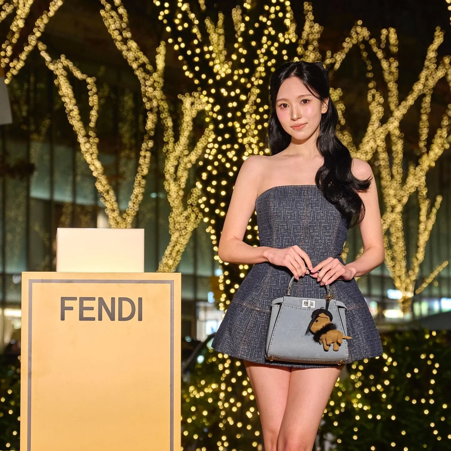 เมื่อต้นเซลโควาทั้งสองฟากถนนถูกเคลือบด้วยแสง FENDI Yellow LED ฤดูกาลแห่งความโรแมนติกในโตเกียวดูเหมือนจะเปล่งประกายขึ้นอีกระดับ &ldquo;Omotesando FENDI Illumination 2025&rdquo; คือการนิยามคำว่า holiday statement ผ่านภาษาของแสง&mdash;ทั้งละมุน อ่อนช้อย