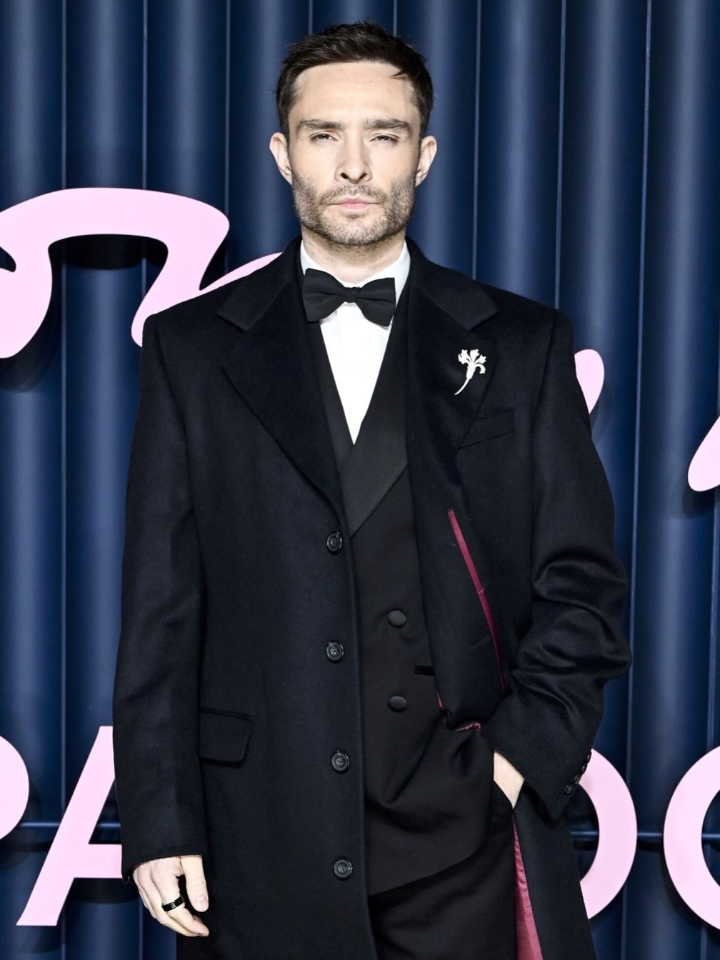 บนพรมแดงที่ทุกคนอยากโดดเด่น
เขากลับเลือก &ldquo;นิ่ง&rdquo; เป็นอาวุธ
และ @ChaumetOfficial คือรายละเอียดที่ทำให้ความนิ่งนั้นทรงพลัง

Oeillet Brooch ประดับเพชร Brilliant Cut บนตัวเรือนไวท์โกลด์ &mdash; ชิ้นเล็กที่ไม่ได้แค่เสริมลุค แต่เล่าเรื่องความประ