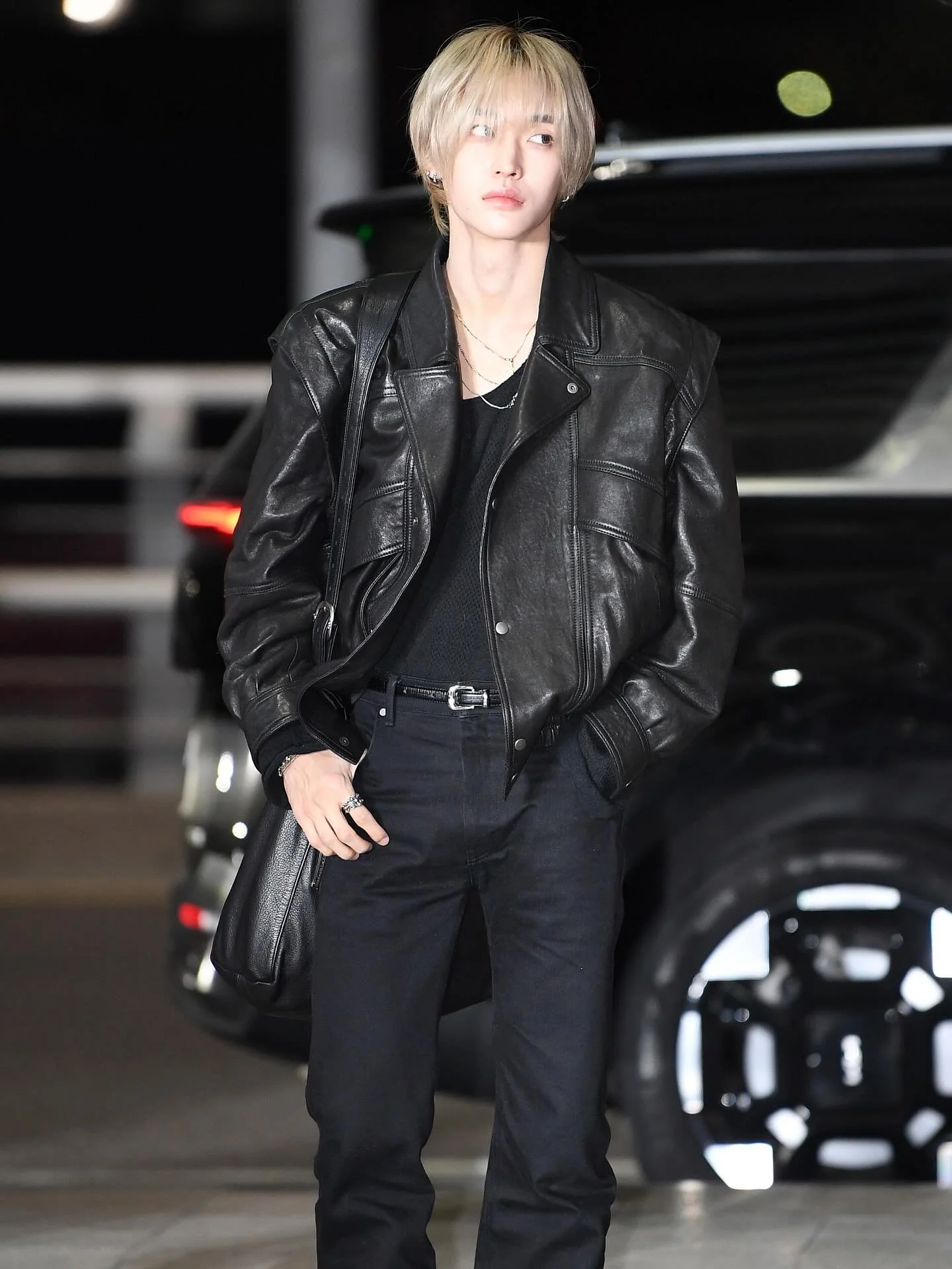 Saint Laurent ไม่ได้ทำให้ลุคเป็นเพียงเสื้อผ้า แต่ทำให้การปรากฏตัวธรรมดากลายเป็นโมเมนต์ที่ถูกจดจำ ตั้งแต่สนามบินในเกาหลี ลอนดอนที่มีลมเย็นเฉือนแก้ม ไปจนถึงแสงไฟของซานโต โดมิงโก&mdash;แต่ละคนดังต่างเล่าเรื่องเดียวกันด้วยสำเนียงของตัวเอง ผ่านซิลูเอตที่ค