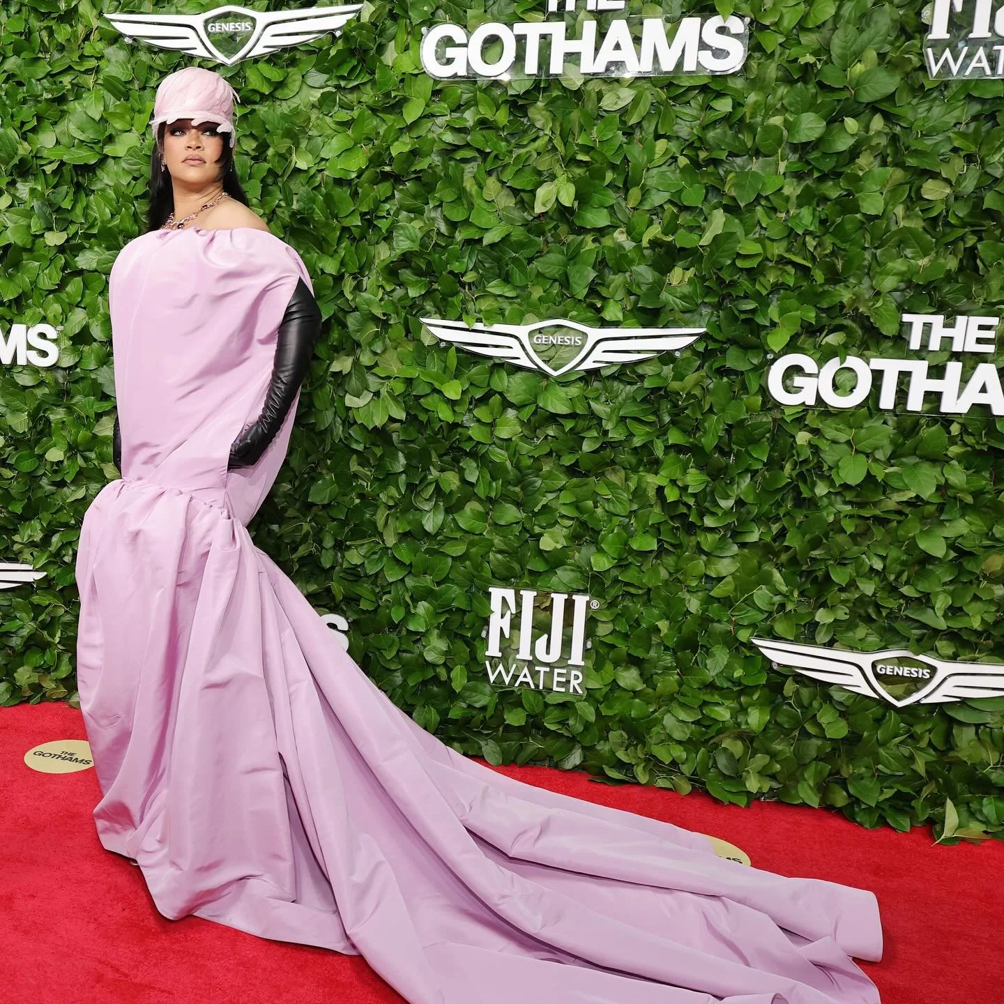 Rihanna in Balenciaga &mdash; A masterclass in presence

นี่คือหนึ่งในลุคพรมแดงที่ มีภาษาของตัวเองชัดที่สุดปีนี้ Rihanna เลือก Balenciaga ที่ไม่ได้พยายามตามเสียงรอบข้าง แต่ยืนอยู่บนท่าทีของเธอเอง

โครงสร้างของ Double Maxi Ballon Dress สีชมพู ทำได้อย่