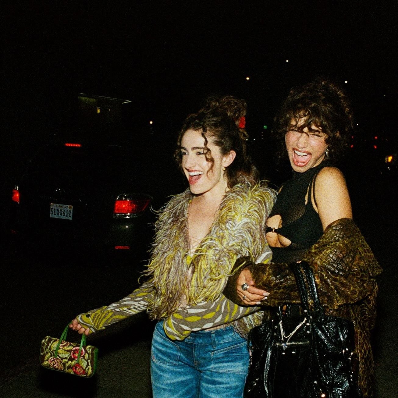 ในซีรีส์ &ldquo;I Love LA&rdquo; แสงและบทสนทนาอาจเล่าเรื่อง
แต่แฟชั่นต่างหากที่บรรยาย &ldquo;ตัวตน&rdquo; แบบไม่ต้องเผยสคริปต์

Odessa A&rsquo;Zion ถือ Le City หนังแกะ Arena สีดำ
ดีไซน์ที่พา Y2K กลับมาผ่านสายตาที่เป็นผู้ใหญ่ขึ้น
ฮาร์ดแวร์สีเงินไม่ฟู่