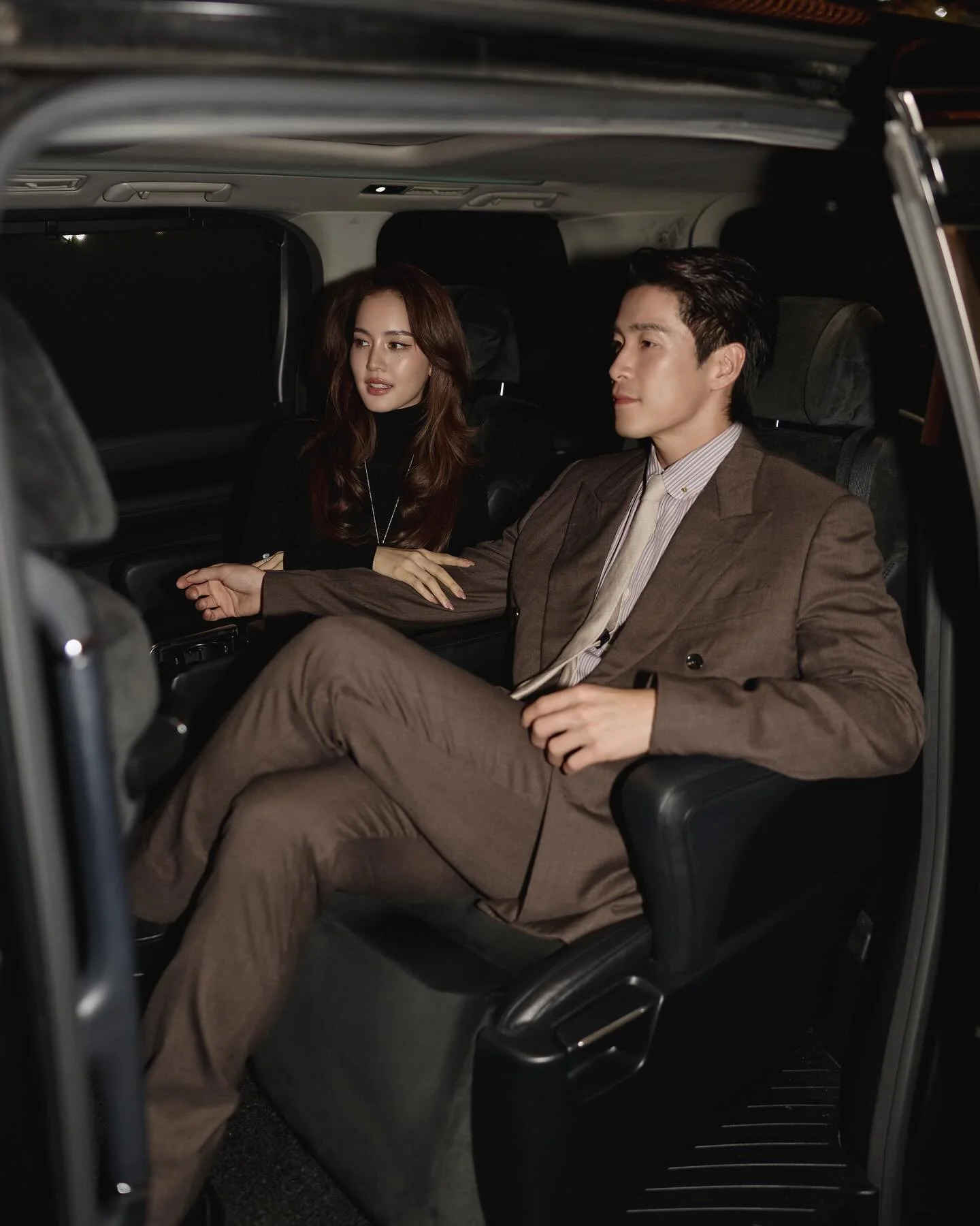 ค่ำคืนที่เรียบง่ายยิ่งขึ้นเมื่อปล่อยให้ดีเทลทำหน้าที่ของมันเอง อาเล็ก ธีรเดช (@lekteeradetch) และโบว์ เมลดา (@bow_maylada) ก้าวเข้าสู่ดินเนอร์ด้วยลุคที่นิ่งพอจะสะกดตา และเรียบพอจะทำให้ทุกอย่างรอบตัวดูละเมียดขึ้น

อาเล็กอยู่ในสูทดับเบิลที่ตัดอย่างใจเย