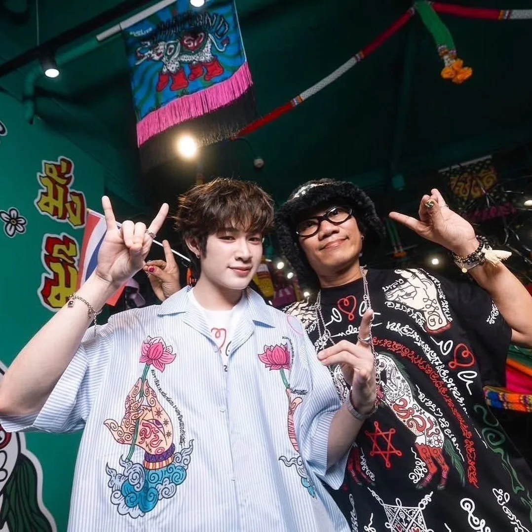 สยามเซ็นเตอร์ ร่วมกับ Absolute Siam Store เปิดพื้นที่ให้ครีเอทีฟไทยเล่าเรื่อง &ldquo;ความเชื่อ&rdquo; ในภาษาของแฟชั่น ผ่าน DEESWEETDRUG คอลเลกชันต้อนรับปีม้า ในรูปแบบ POP-UP EVENT ที่ศิลปะไม่ได้อยู่บนผนัง แต่ขยับมาอยู่บนร่างกายของคนสวมใส่

ผลงานของ ด