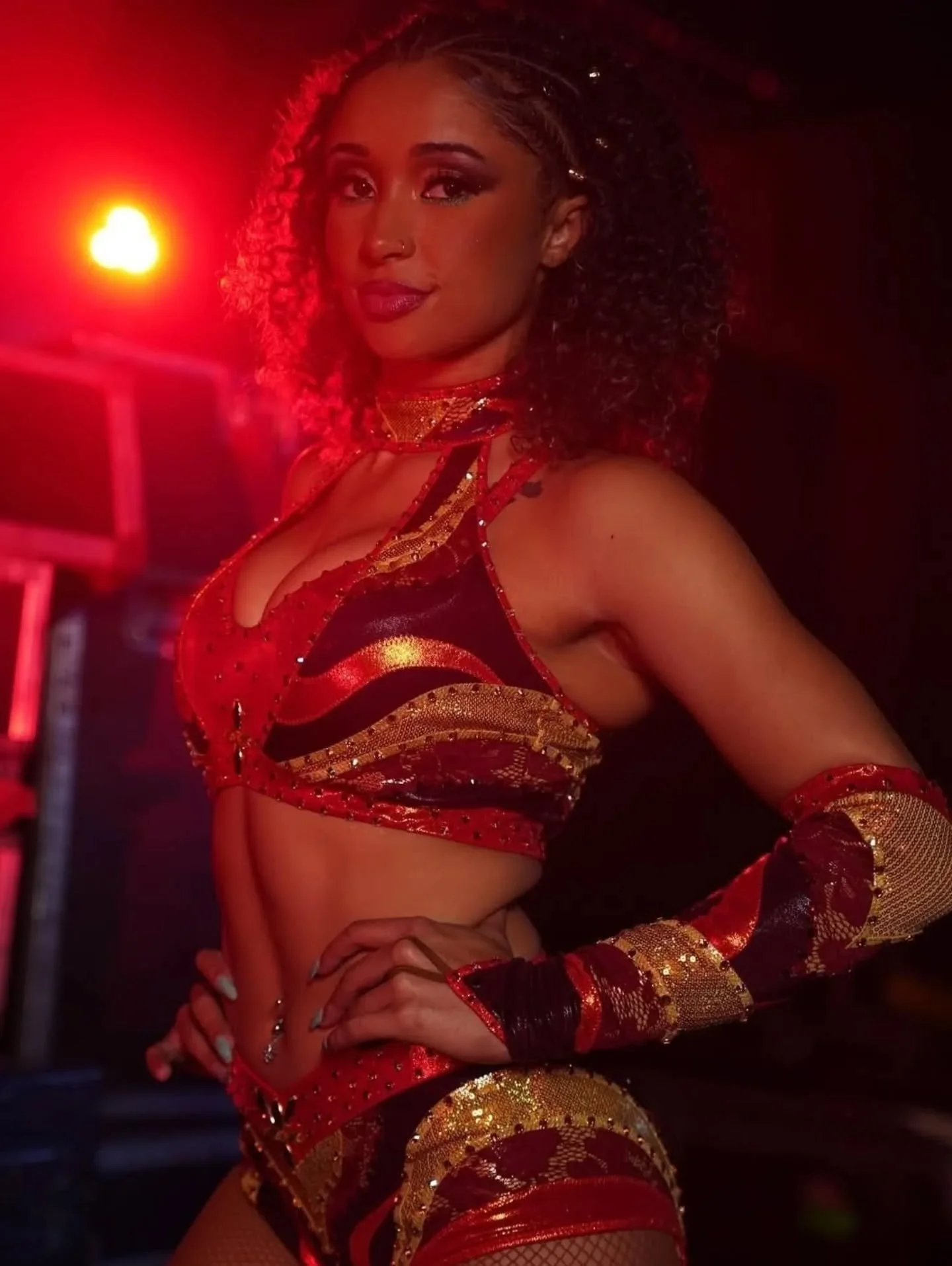 With all this snowy weather up here, let's enjoy something a bit hotter! 🔥🔥🔥 This orange, gold and burgundy gear was designed and made for @kelani_wwe for NXT Deadline in Dec! 🌵
#nxt @wwenxt #wwe @wwe #womenswrestling #customwrestlinggear #prowre