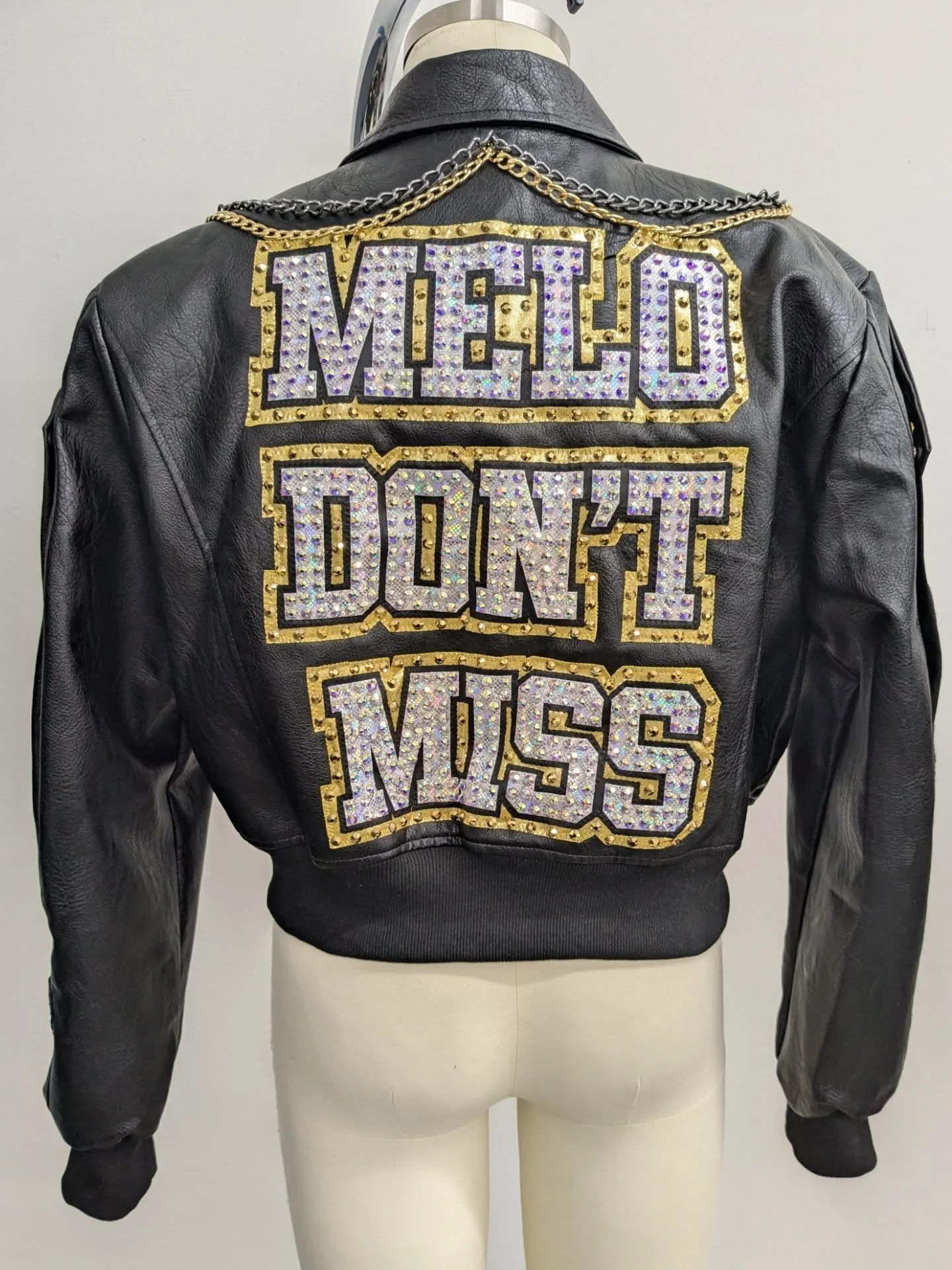 Melo Don't Miss. New jacket for @carmelo_wwe !
🖤💛🖤
#wwe @wwe #customwrestlinggear #prowrestlinggear #wrestlinggear #wwesmackdown