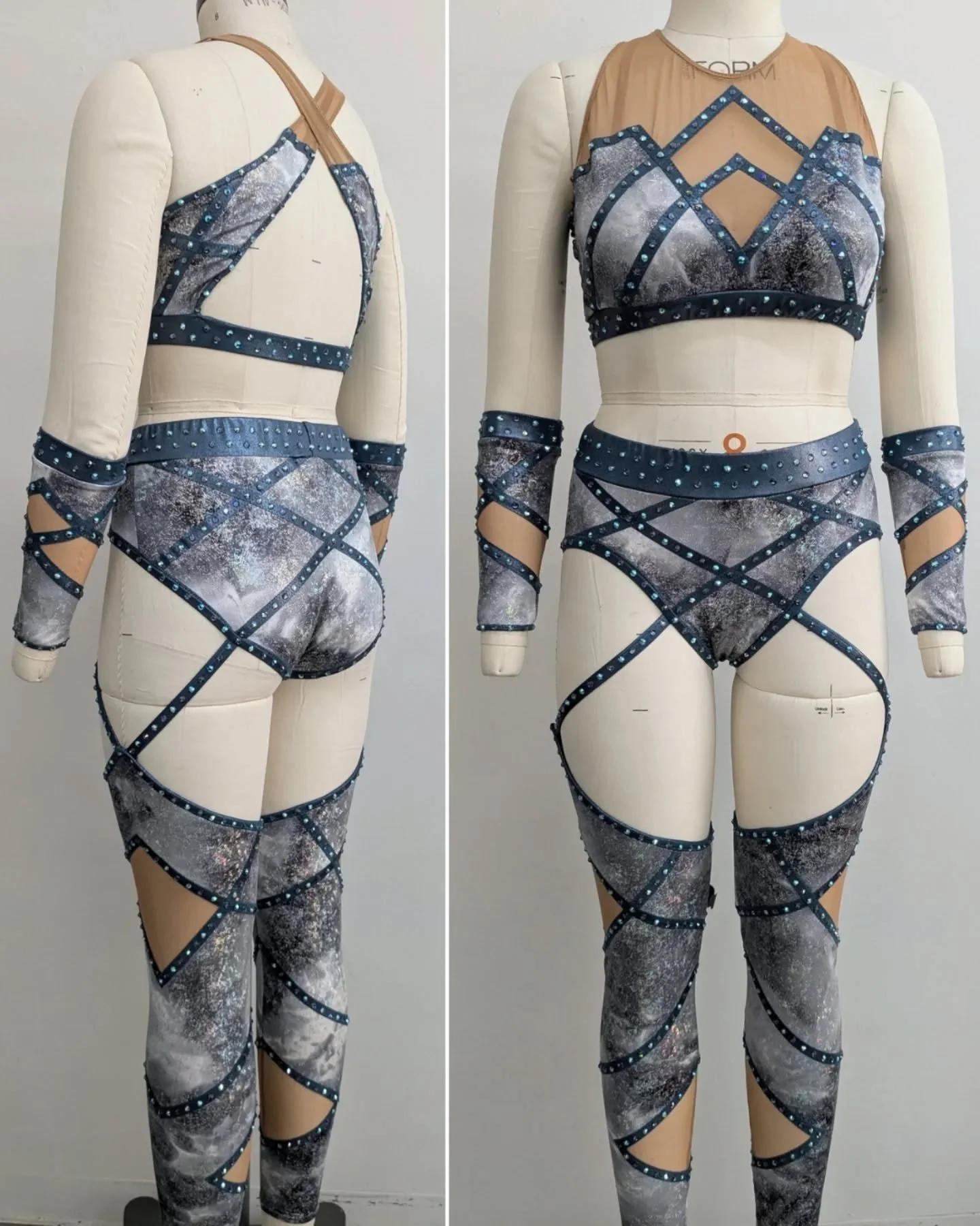 Close ups of the smokey grey gear designed and made for @callmekrisstat ! Really love this one!
🩶💙🩶
#aew @aew #krisstatlander #prowrestlinggear #customwrestlinggear #wrestlinggear