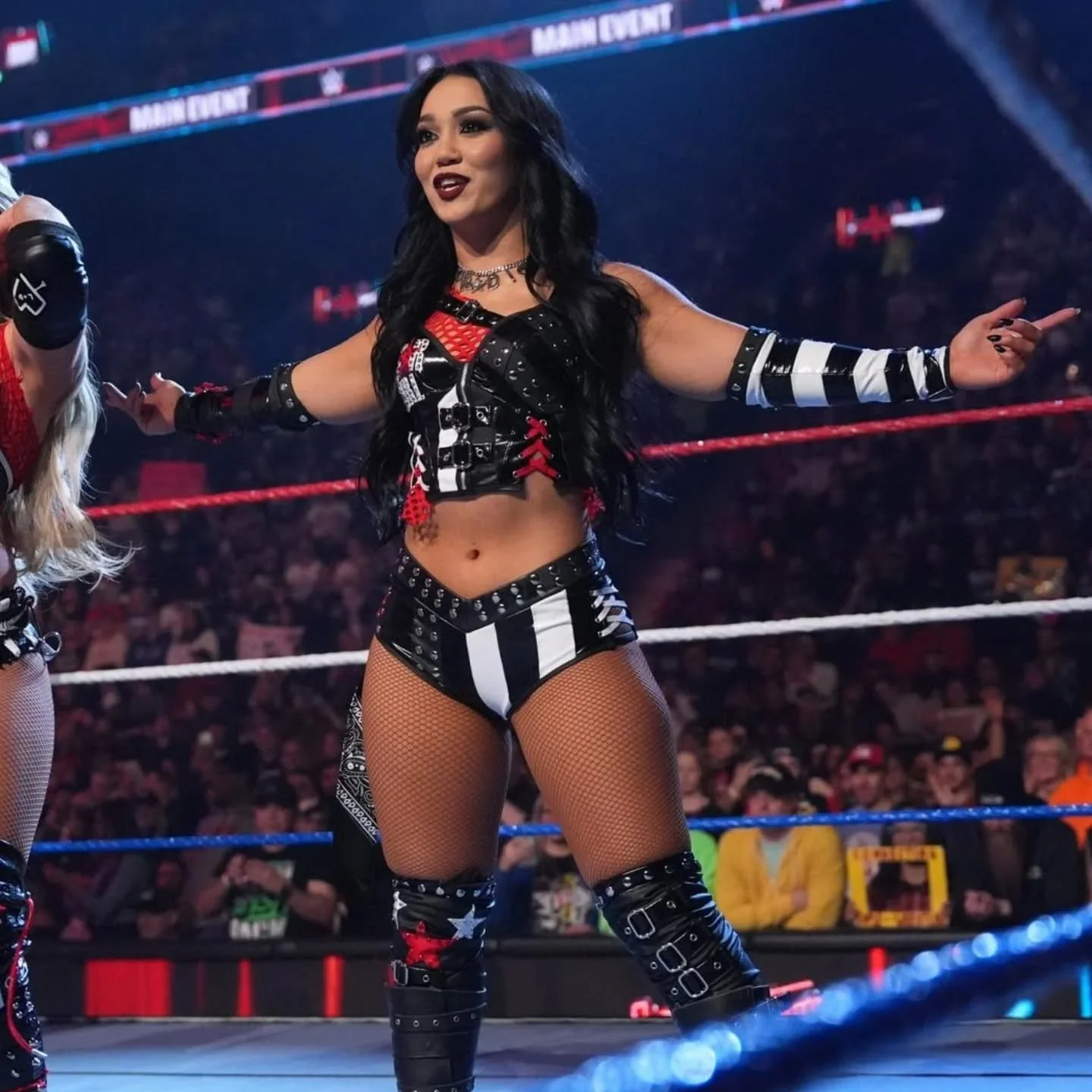 New gear for @roxanne_wwe from a few weeks ago!! 
🖤🤍❤️🤍🖤
#wwe @wwe #roxanneperez