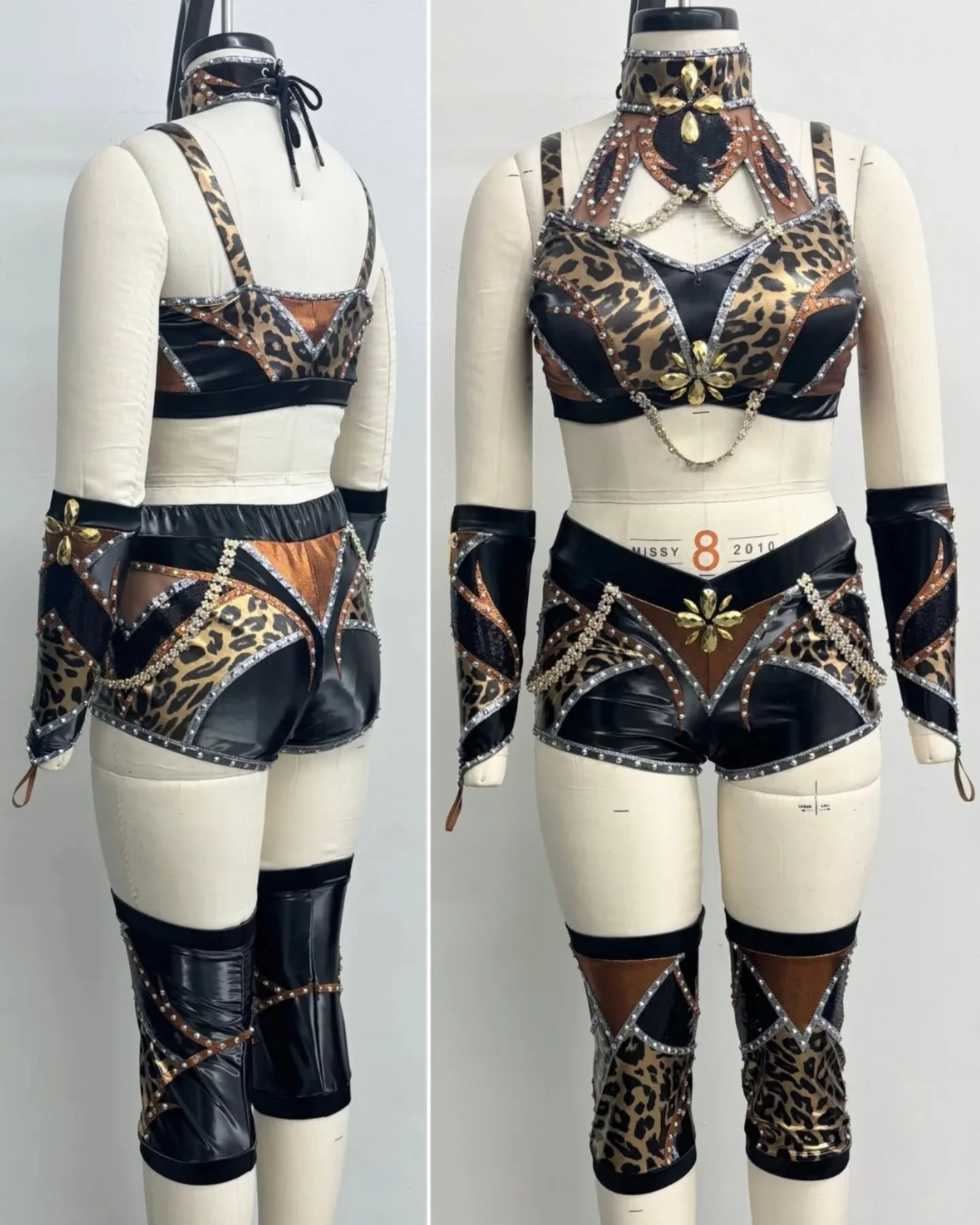 Champ gear! @lashlegendwwe 
🖤🤎🖤
#wwe @wwe #lashlegend #boujeebully #customwrestlinggear