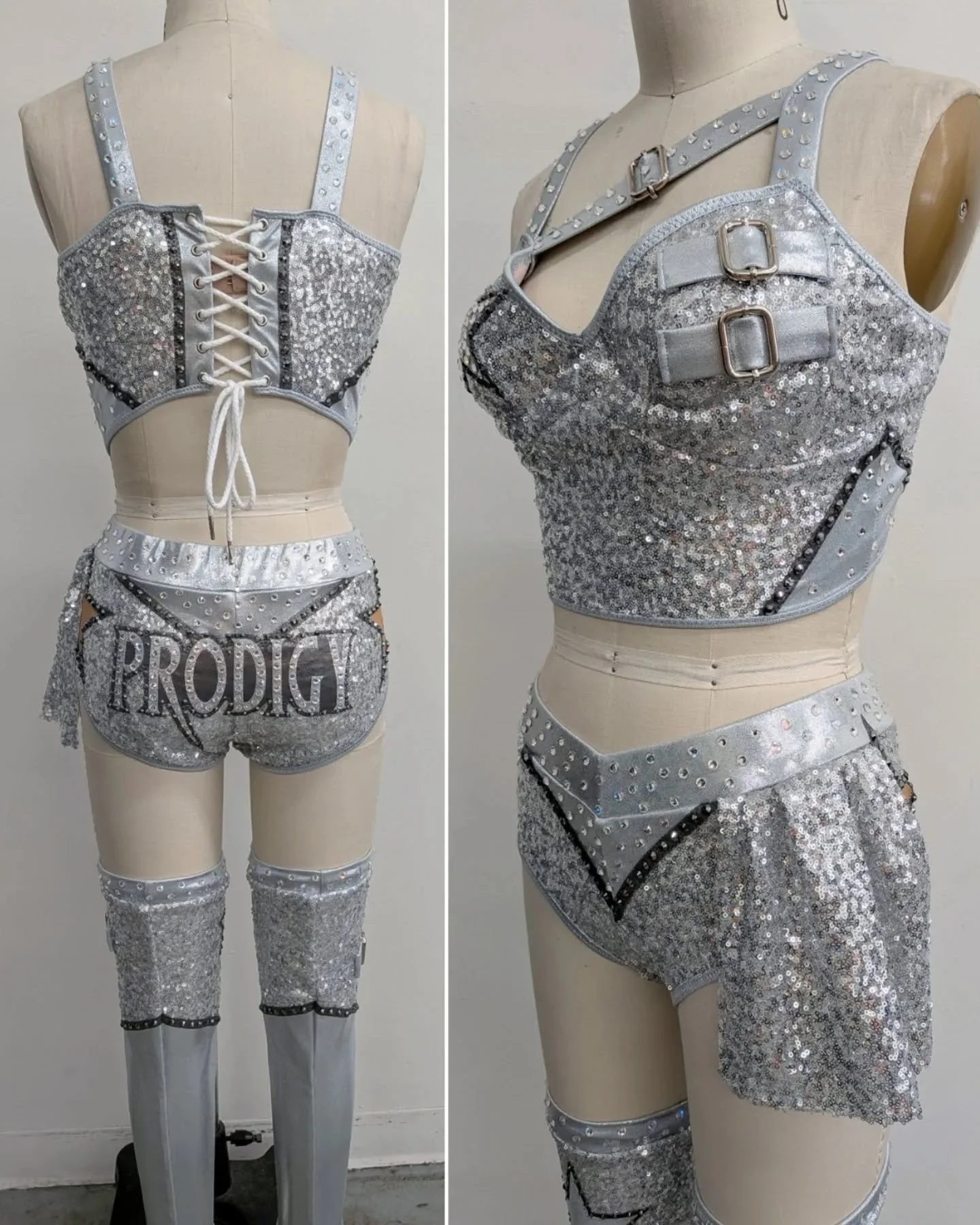 New gear designed and made for the Prodigy @roxanne_wwe !! Loved seeing her shine this week on Raw!
🤍🩶🤍
#wwe #roxanneperez @wwe #prowrestlinggear #customwrestlinggear #wrestlinggear
