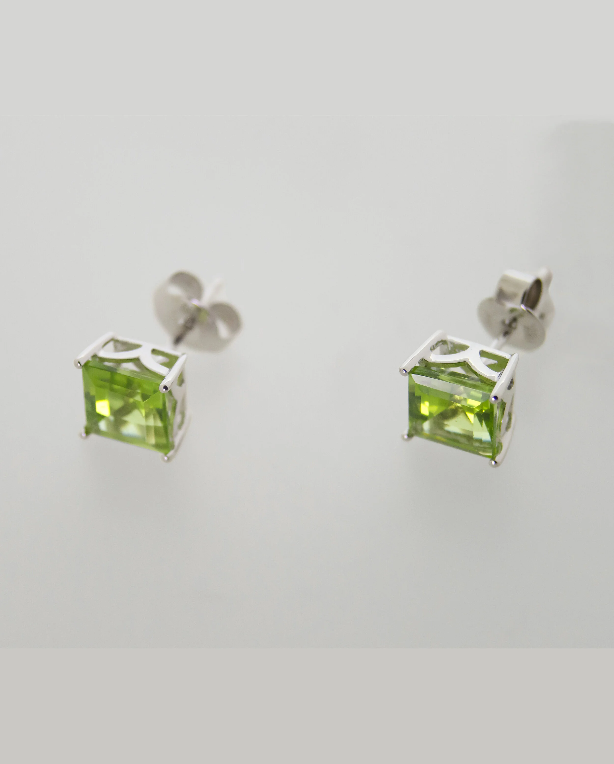 18K White Gold Peridot Stud Earrings £290