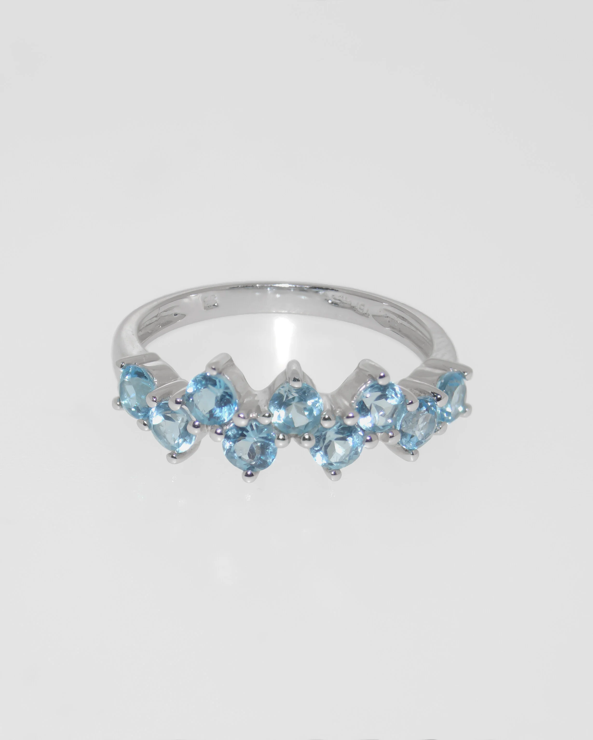 18K White Gold Blue Topaz Alternating Pattern Ring £340