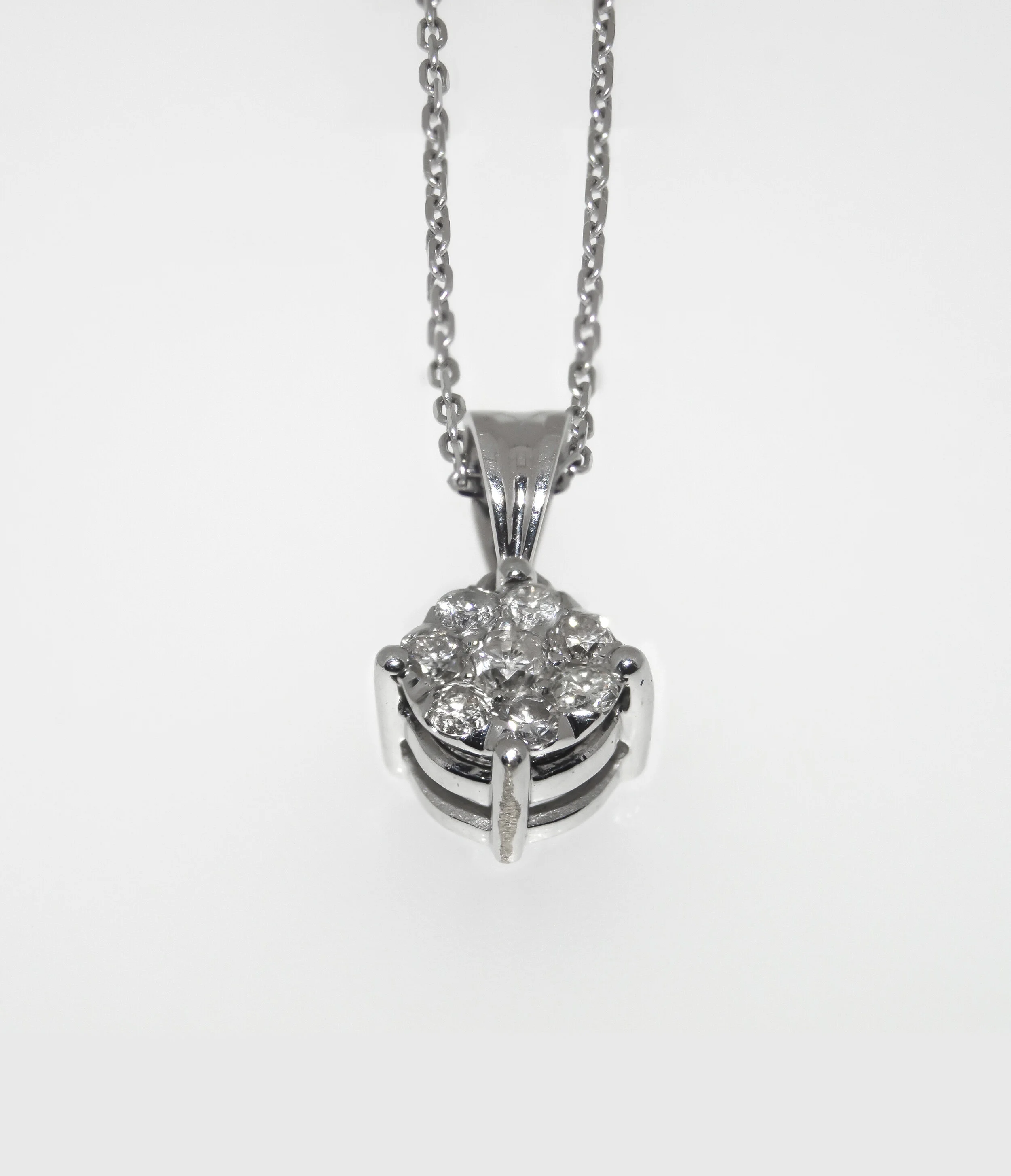 18K White Gold Cluster Diamond Pendant Necklace £420