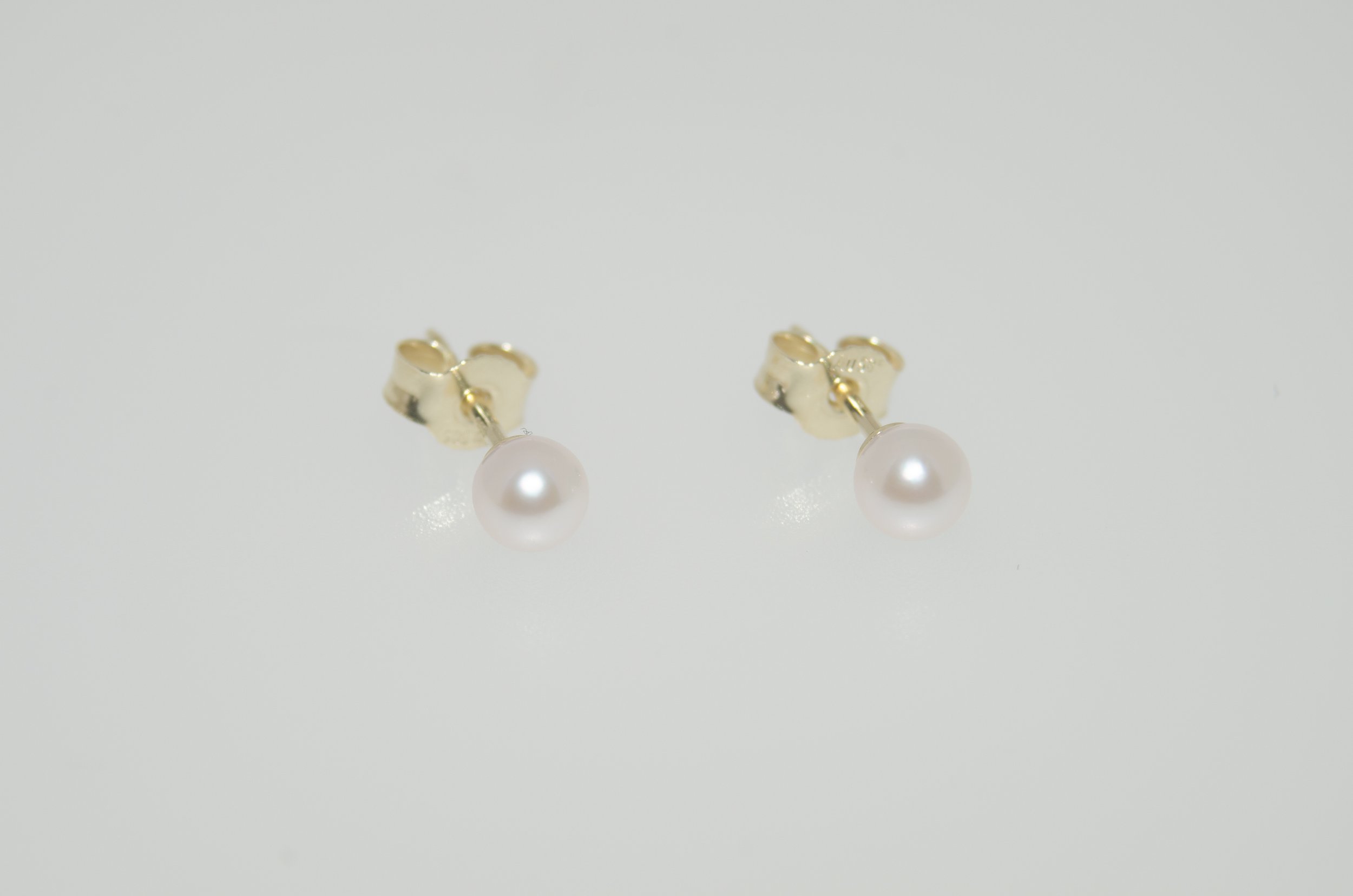 14K Yellow Gold Akoya Fresh Water Pearl Ear Studs £99