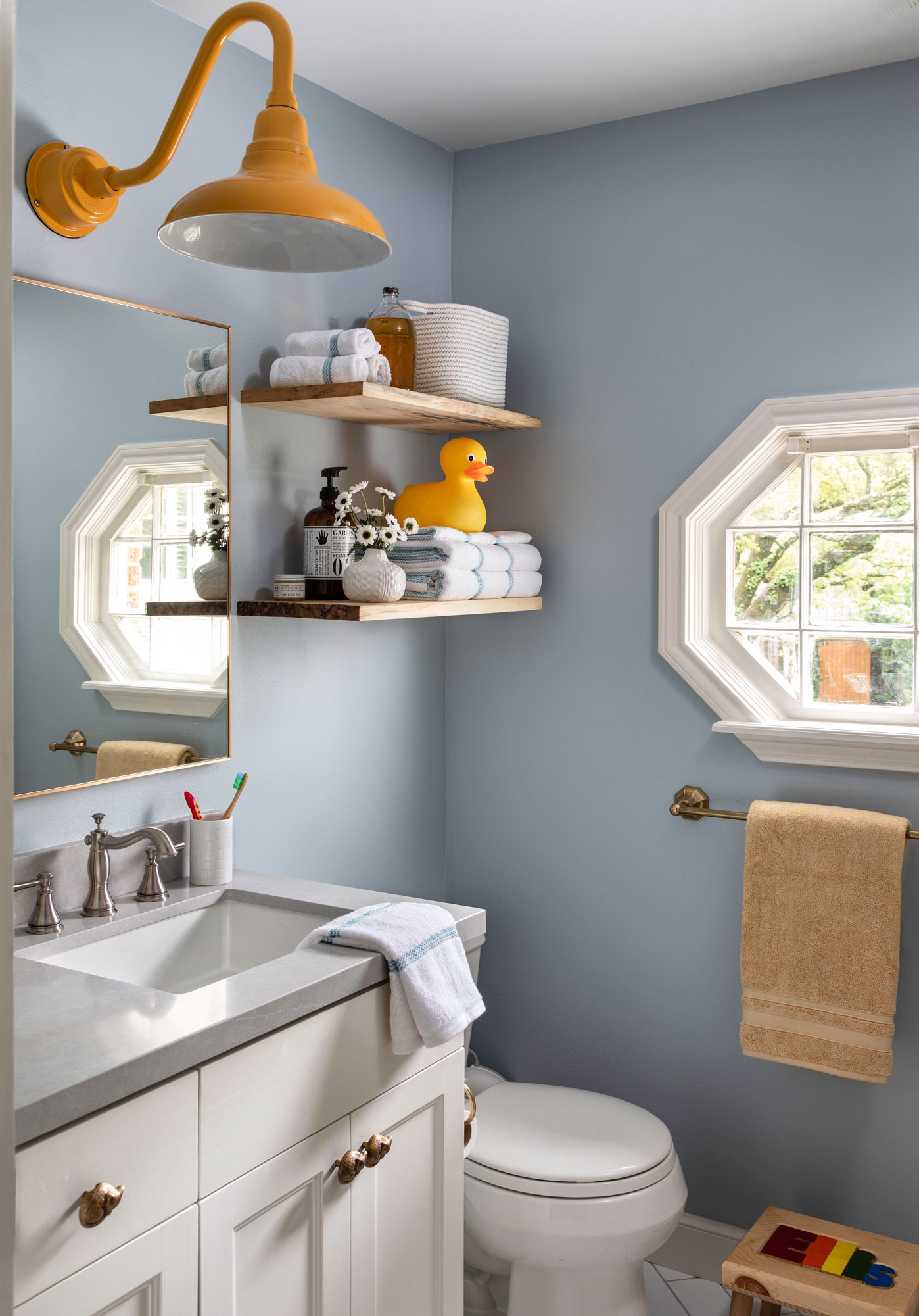Light Blue Bathroom Theme | Luxury Classic House Design Ideas