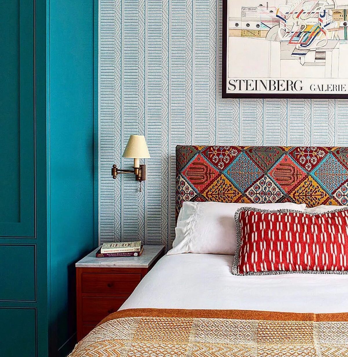 We&rsquo;re dazzled by all of the patterns used in this design &mdash; from the headboard to the wallpaper, pillow to the throw &mdash; that contrast with each other, yet remain harmonious through the clever use of coordinating hues! 

🎨 Design by: 