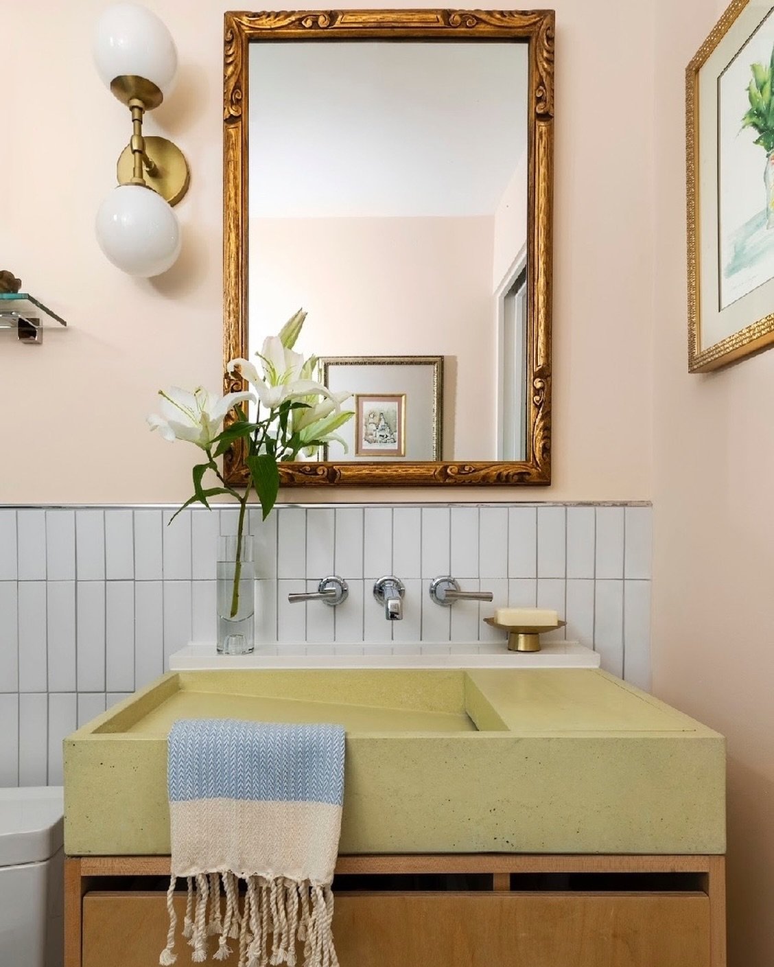 Our aim for this bathroom was to evoke a sense of natural warmth.&nbsp;Soft, understated earth tones accomplish this, creating a mood that is light and airy.

🌈 Design by: @emilyjunedesigns
📷 Photo by: @ccasbo for @juliesoefer

#banishthebeige #bat