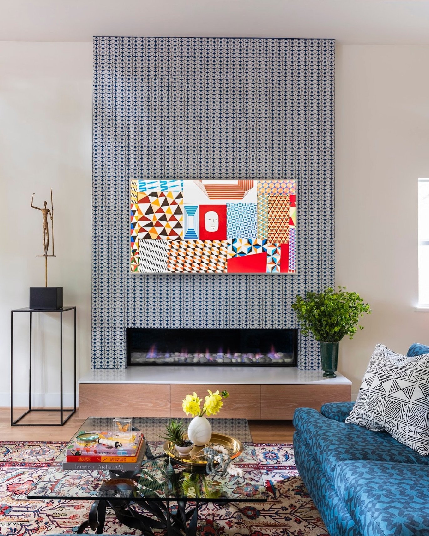 A family room that is subtle yet so interesting.💙&nbsp;We introduced pattern on the fireplace in the form of beautiful tile to bring continuity into the design. 

🌈Design by @emilyjunedesigns
📷Photography by @ccasbo for @juliesoefer