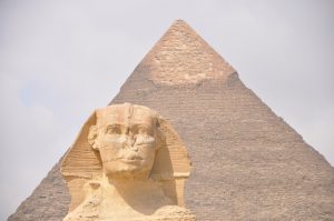Pyramide-et-Sphinx-300x199.jpg