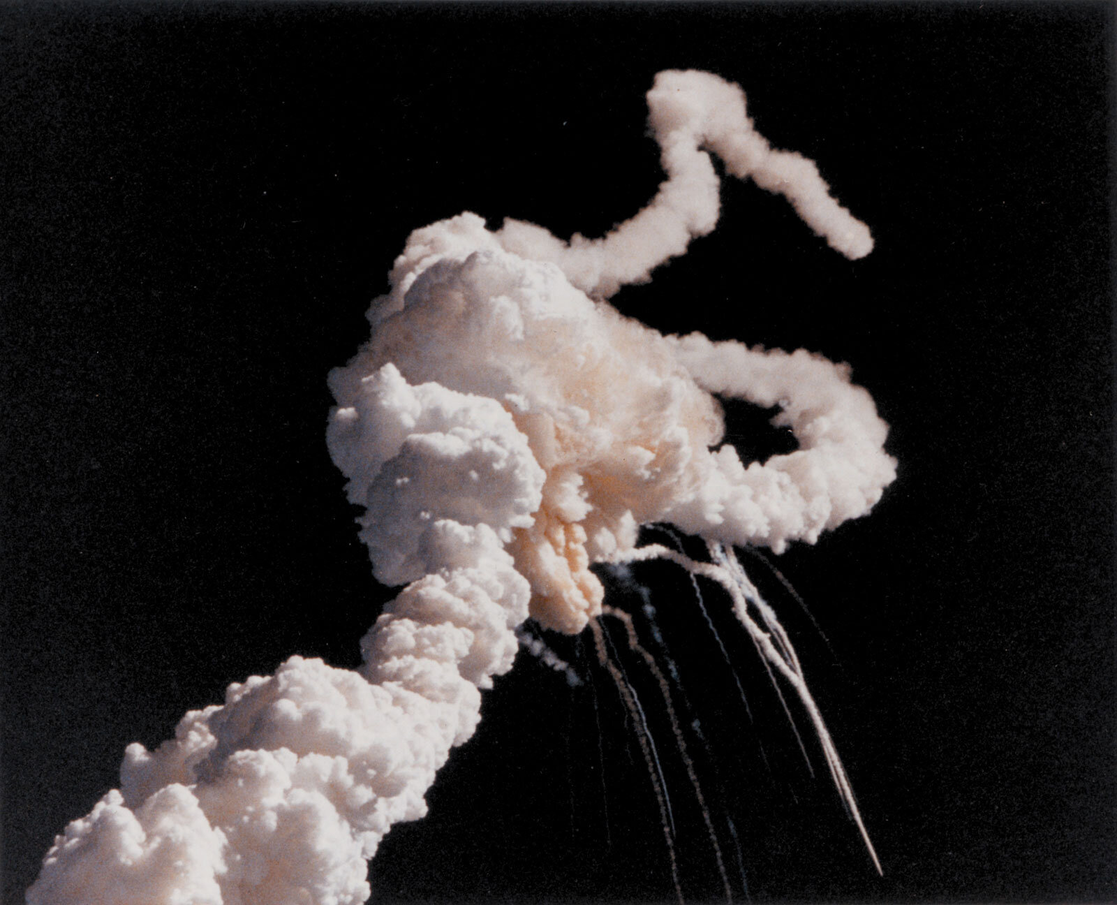挑战者号-事故-破坏-发射-乘员-太空-教师-1986年1月28日.jpg