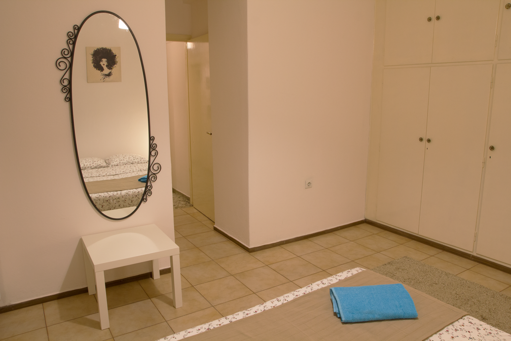 Room 1 - big mirror.png