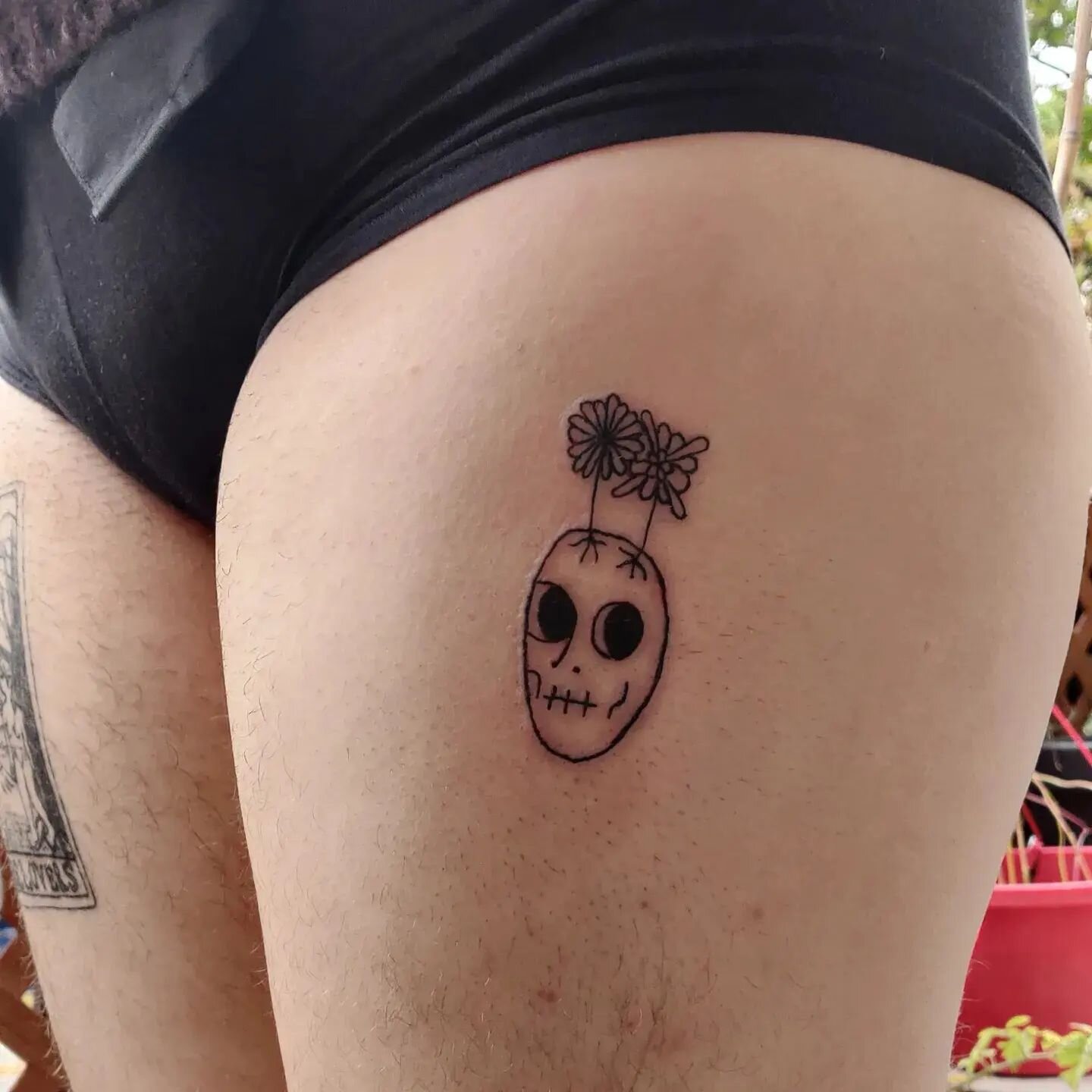 blooming skull for @mcsn2000 💀🌷
&bull;
&bull;
&bull;
#tattoo #tattoos #skulltattoo #montrealtattooartist
#montrealtattoo #mtltattoo #montrealartist #ink #inked #tattoodesign #linework #babytattooer #simpletattoo #minimalisttattoo #linetattoo
