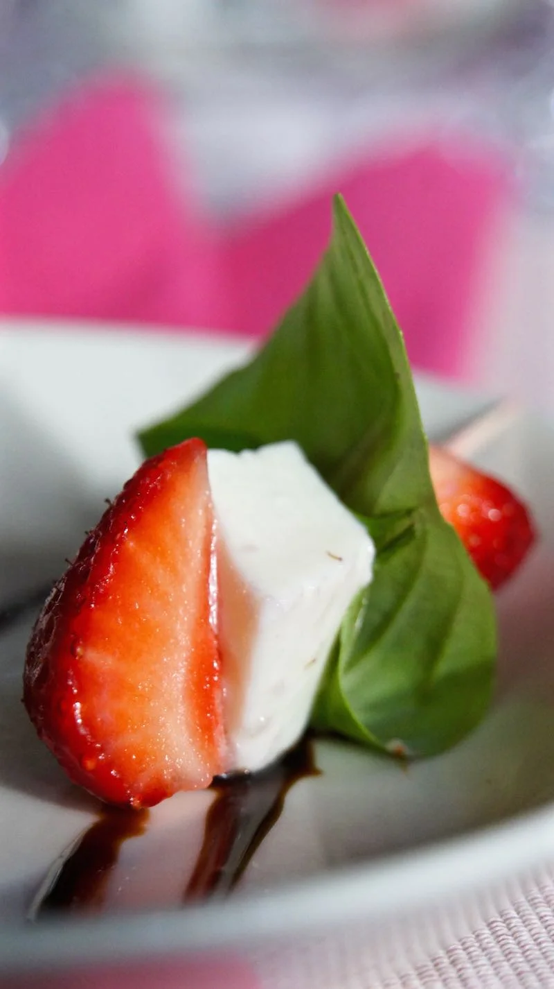 Mansikka-mozzarella-basilika cocktail alkupalat © Hanna Stolt | Gurmee.net