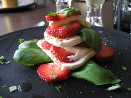 mansikka-mozzarella-basilika.jpg