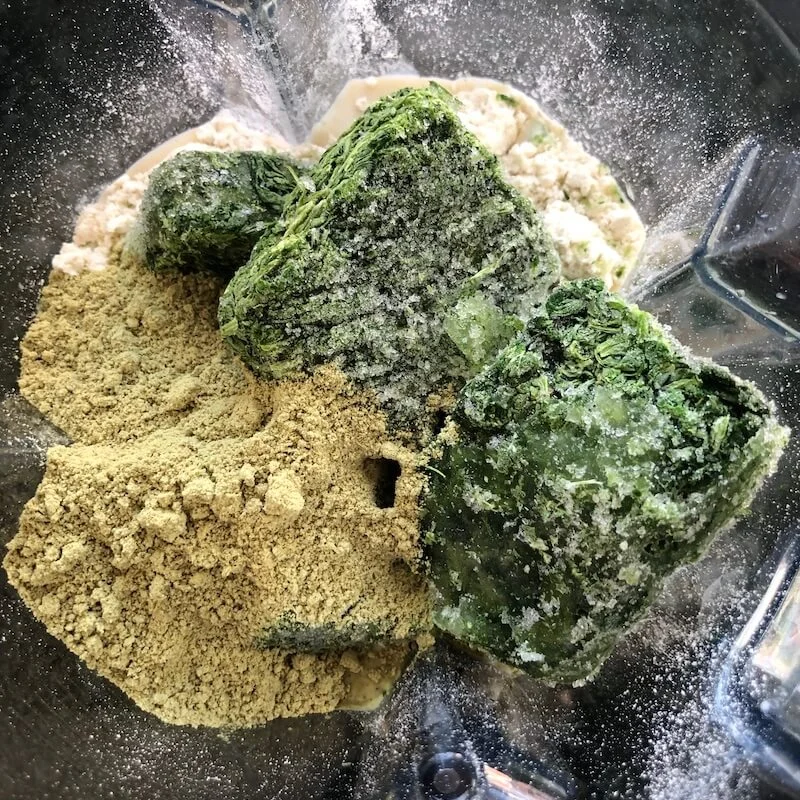 Proteiinipinaattilettujen ainekset blenderin kannussa